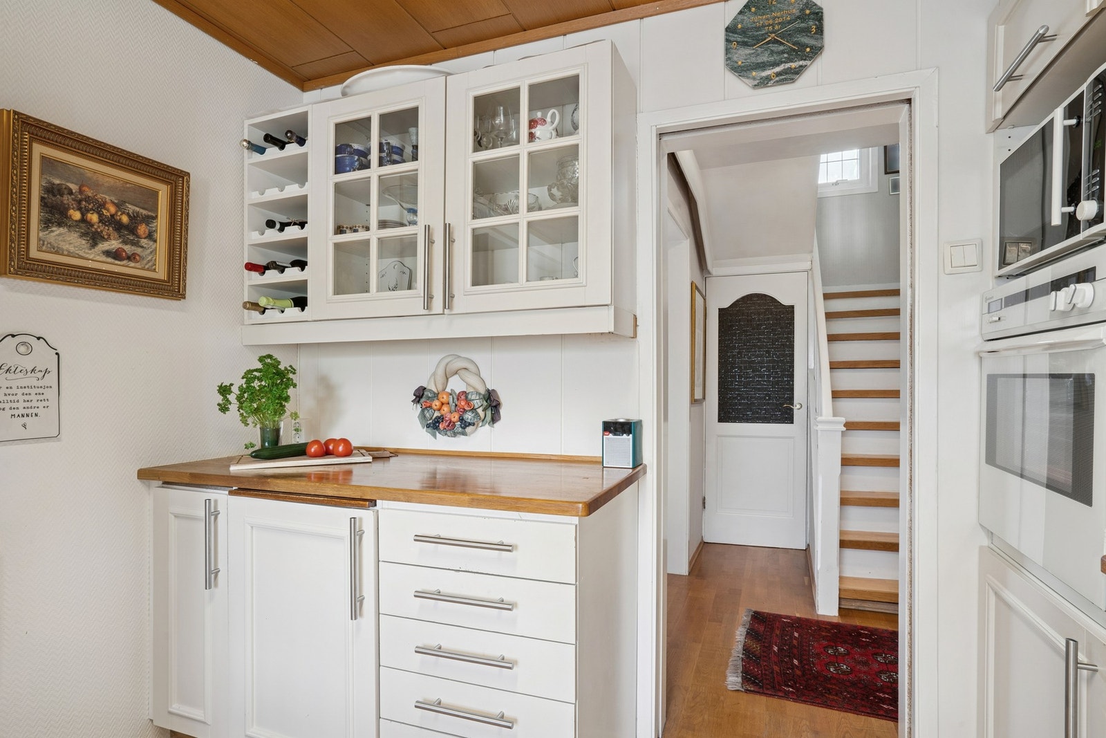 Her har du gode arbeidsflater og rikelig med plass i skuffer og skap. Galleribilde