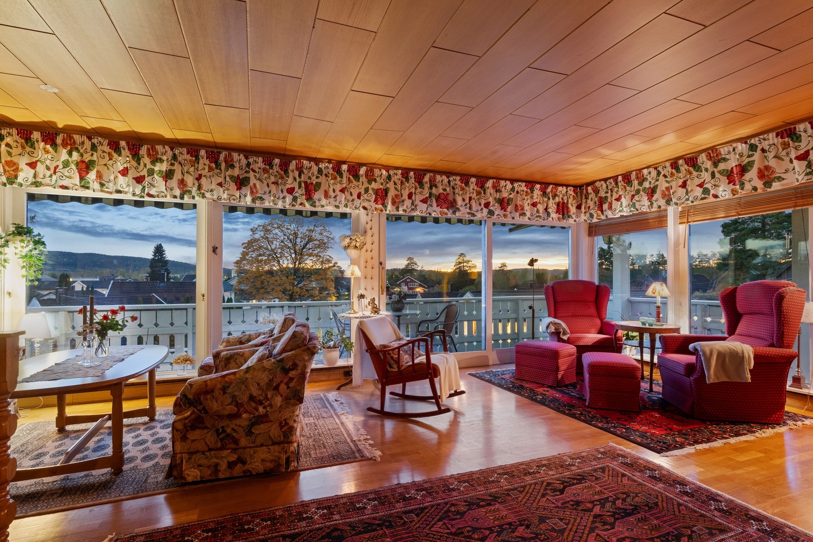 Hyggelig kveldsstemning i stuen. Her kan du få med deg mange flotte solnedganger. Galleribilde