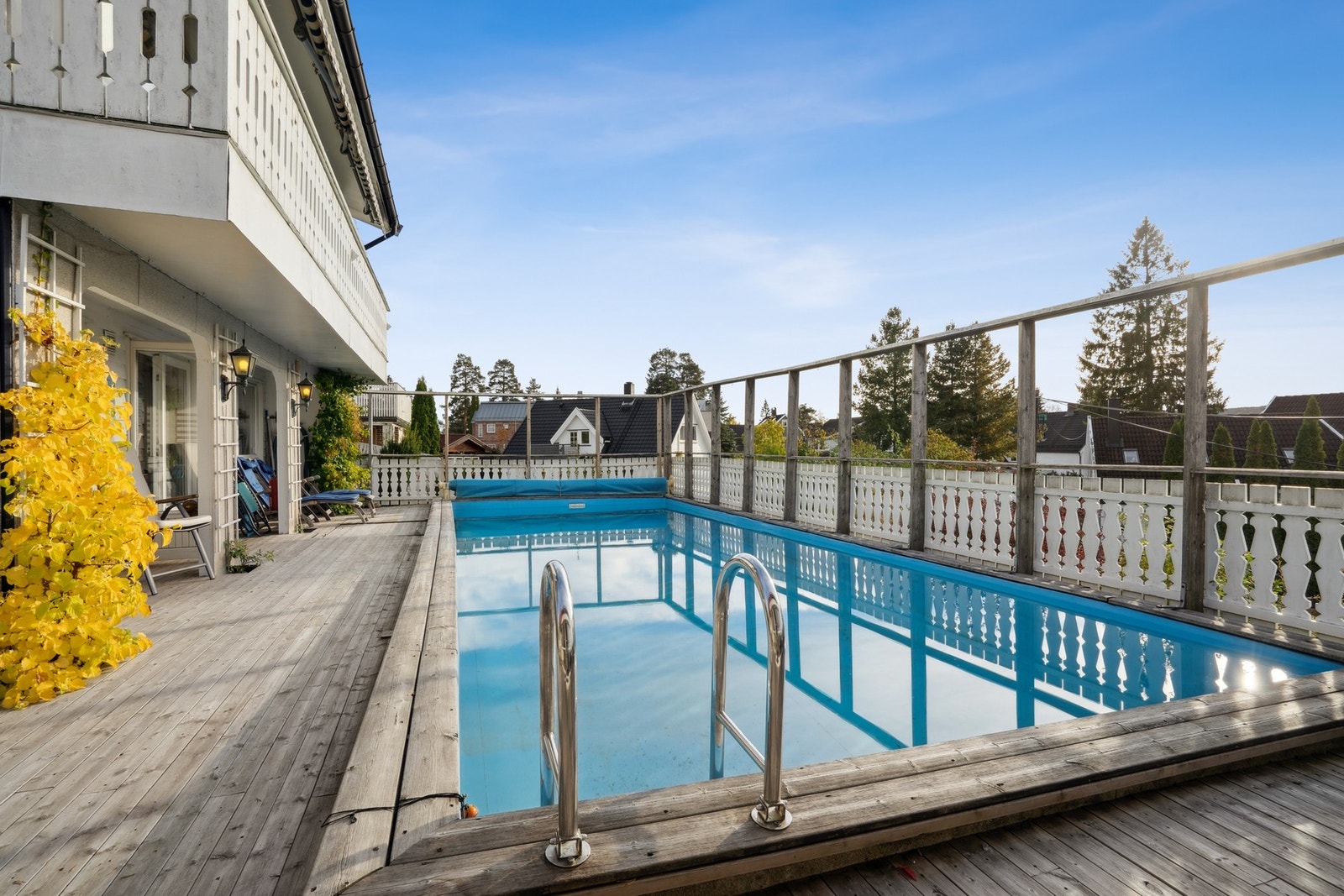 Denne fantastiske uteplassen byr på stort basseng og optimale solforhold! Bassenget er varmet opp via elektrisk varmekolbe som er koblet til sirkulasjonspumper. Galleribilde