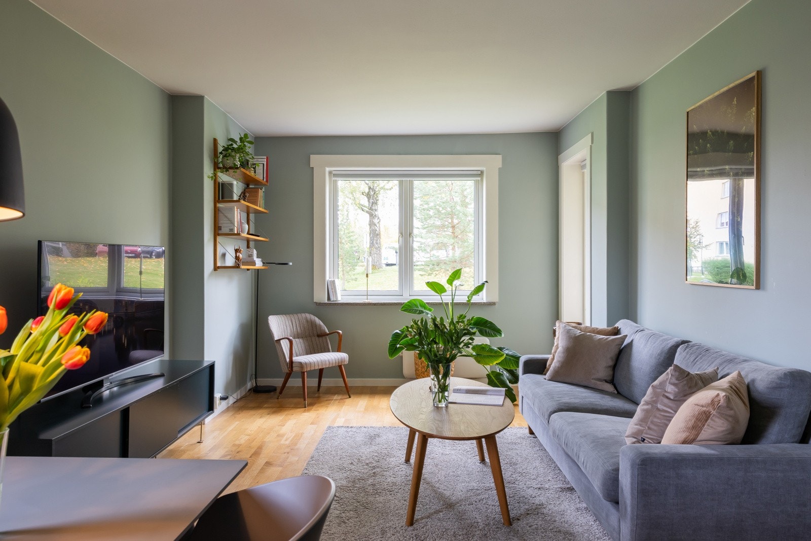 Stuen oppleves usjenert uten direkte innsyn. Rommet har plass til sofagruppe og spiseplass. Galleribilde
