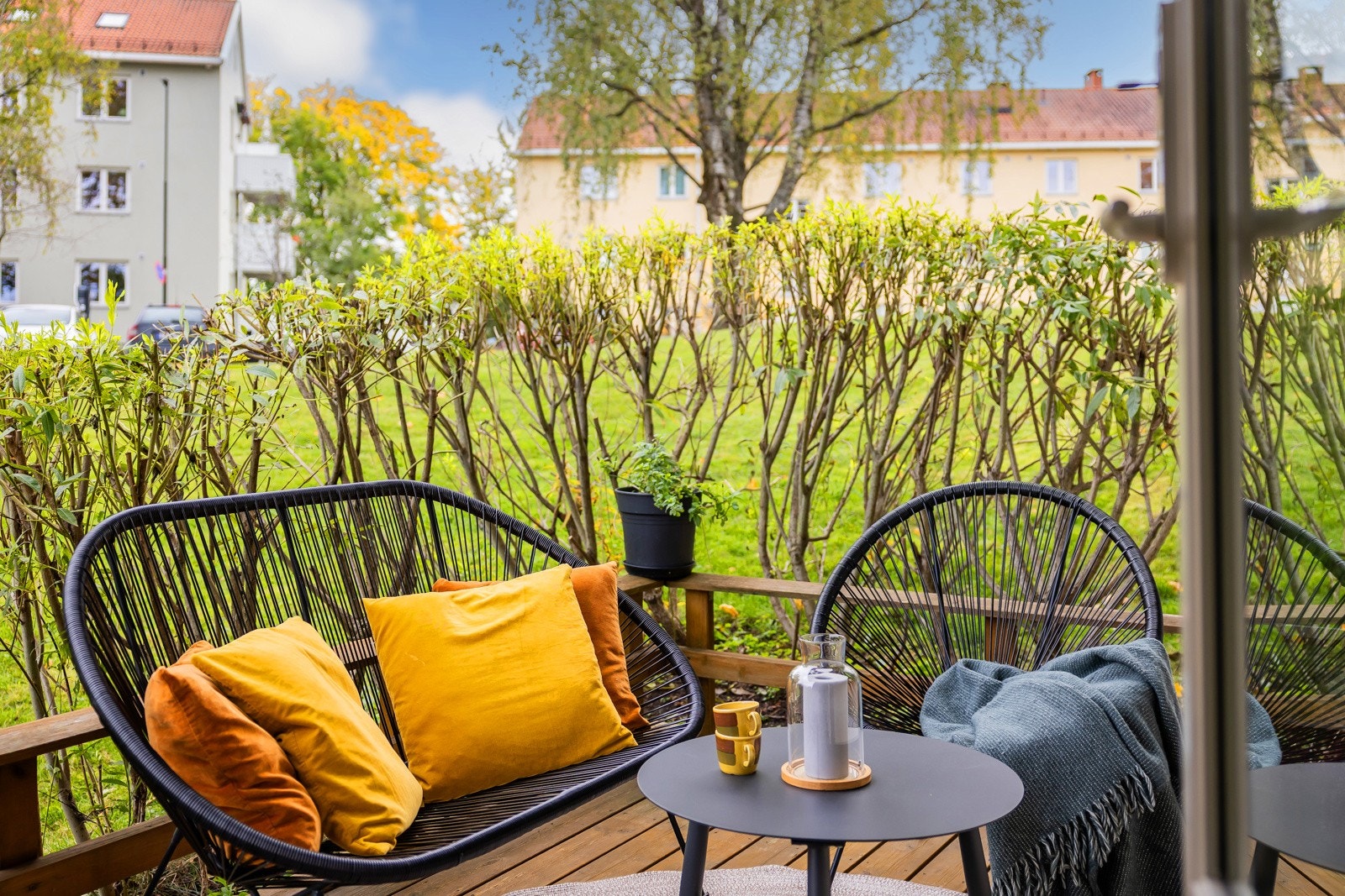 Terrassen vender mot store grønne, bilfrie og rolige fellesarealer. Terrassen er innrammet med hekk. Tillatt med elektrisk grill i borettslaget. Galleribilde
