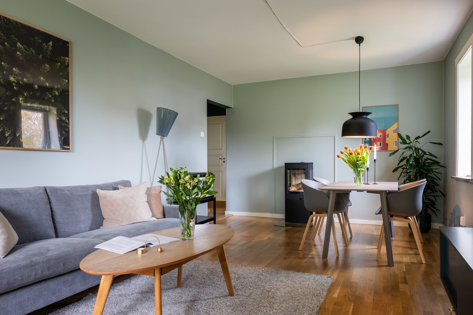 Nåværende eier har satt svært pris på boligens beliggenhet, uten opplevelse av innsyn, omringet av nydelige parkareal. Stille og rolig i et fredlig og hyggelig nabolag. Galleribilde