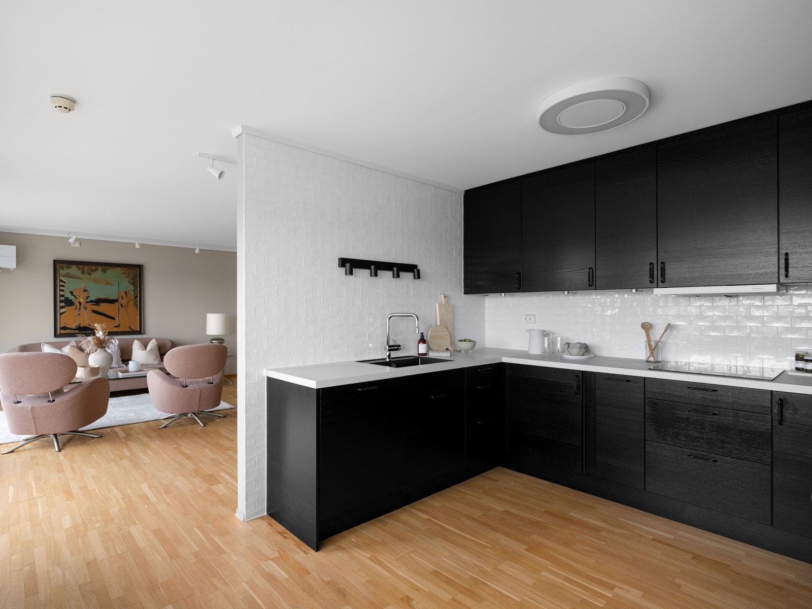 Videre har kjøkkenet integrert stekeovn, ventilator, platetopp og oppvaskmaskin. Galleribilde