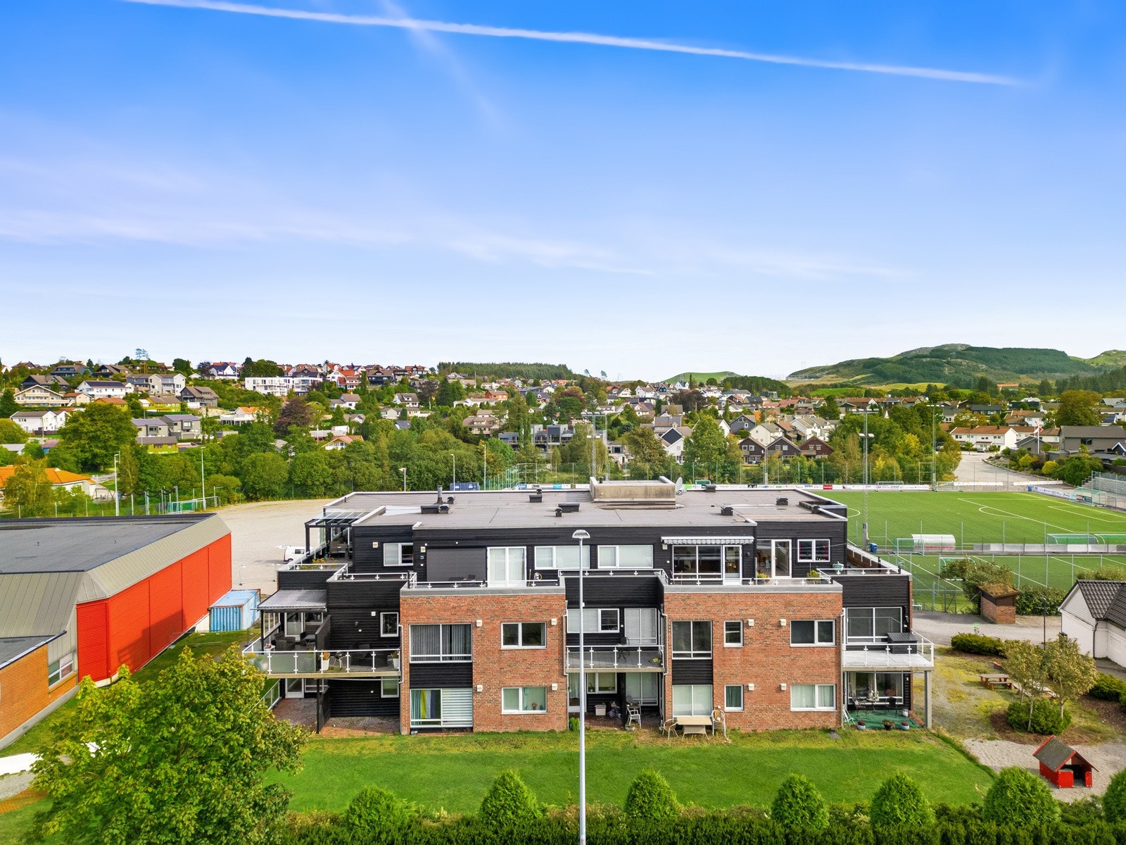 Kvernaland sentrum kan by på dagligvarehandel hos Kiwi og Coop Extra, apotek, frisør, bank og legesenter, m.m. Galleribilde