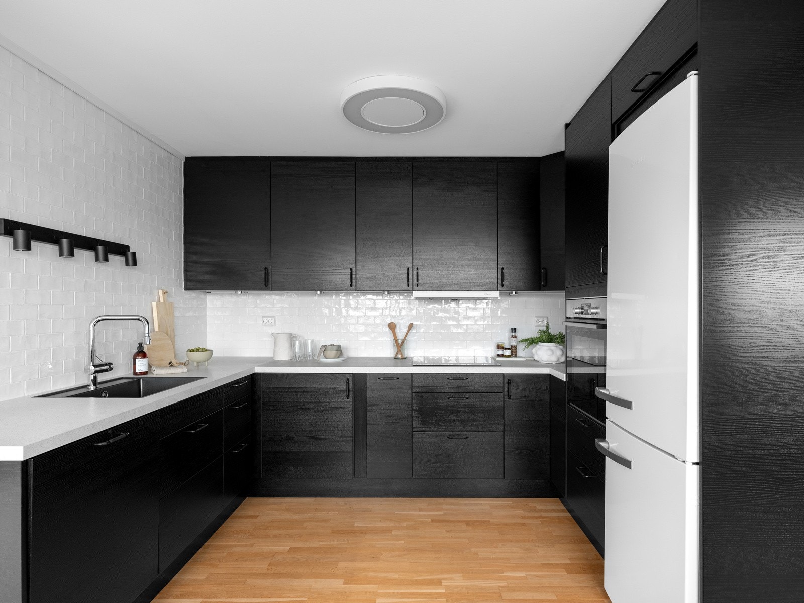 Det er ellers tilrettelagt for frittstående kjøleskap/frys i innredningen. Galleribilde