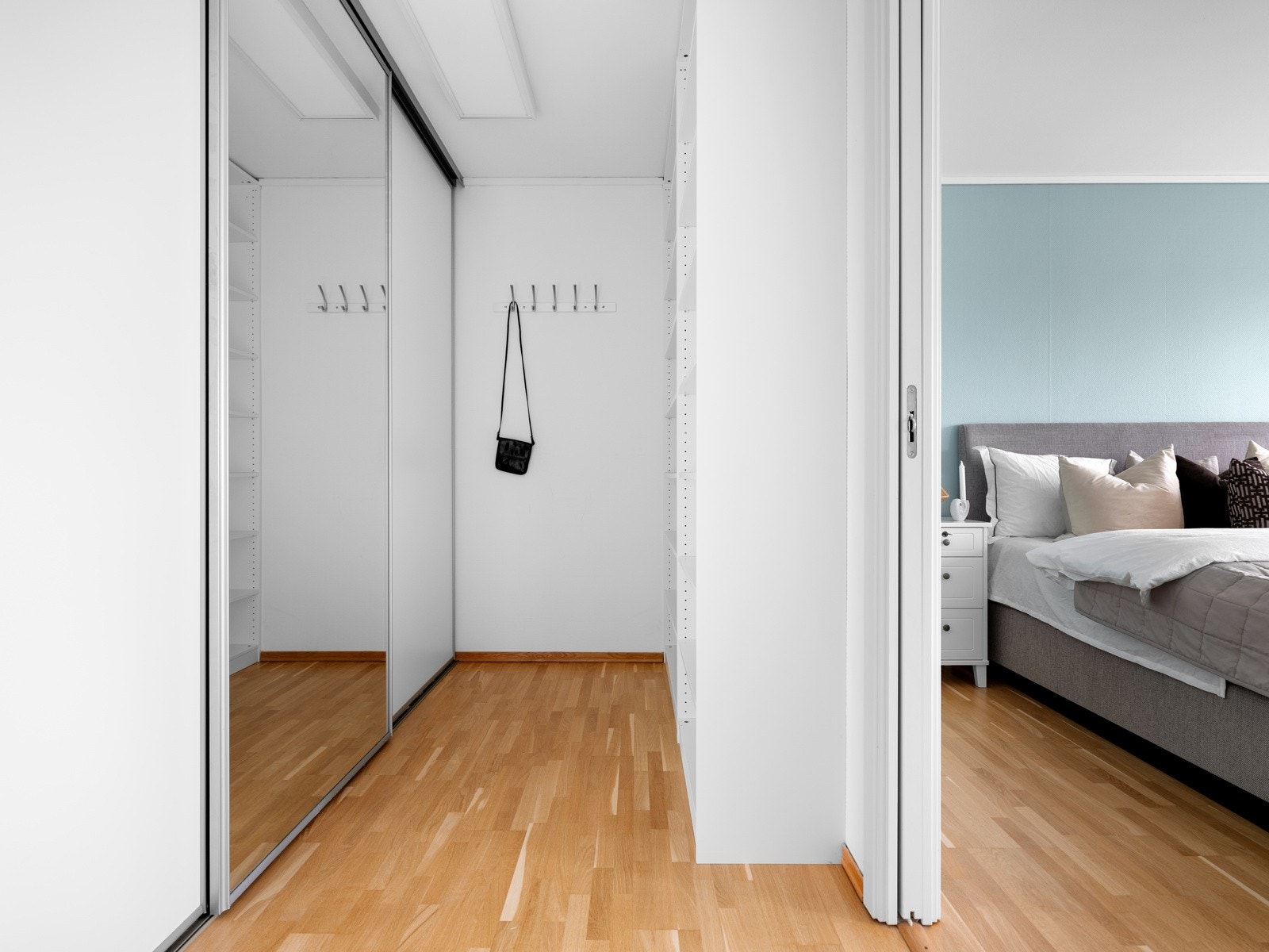 I tilknytning til hovedsoverommet er det et innredet walk-in closet på ca. 7 kvm, og leiligheten har ytterligere lagringsplass i en dispoibel bod på ca. 4 kvm i lukket parkeringsanlegg. Galleribilde