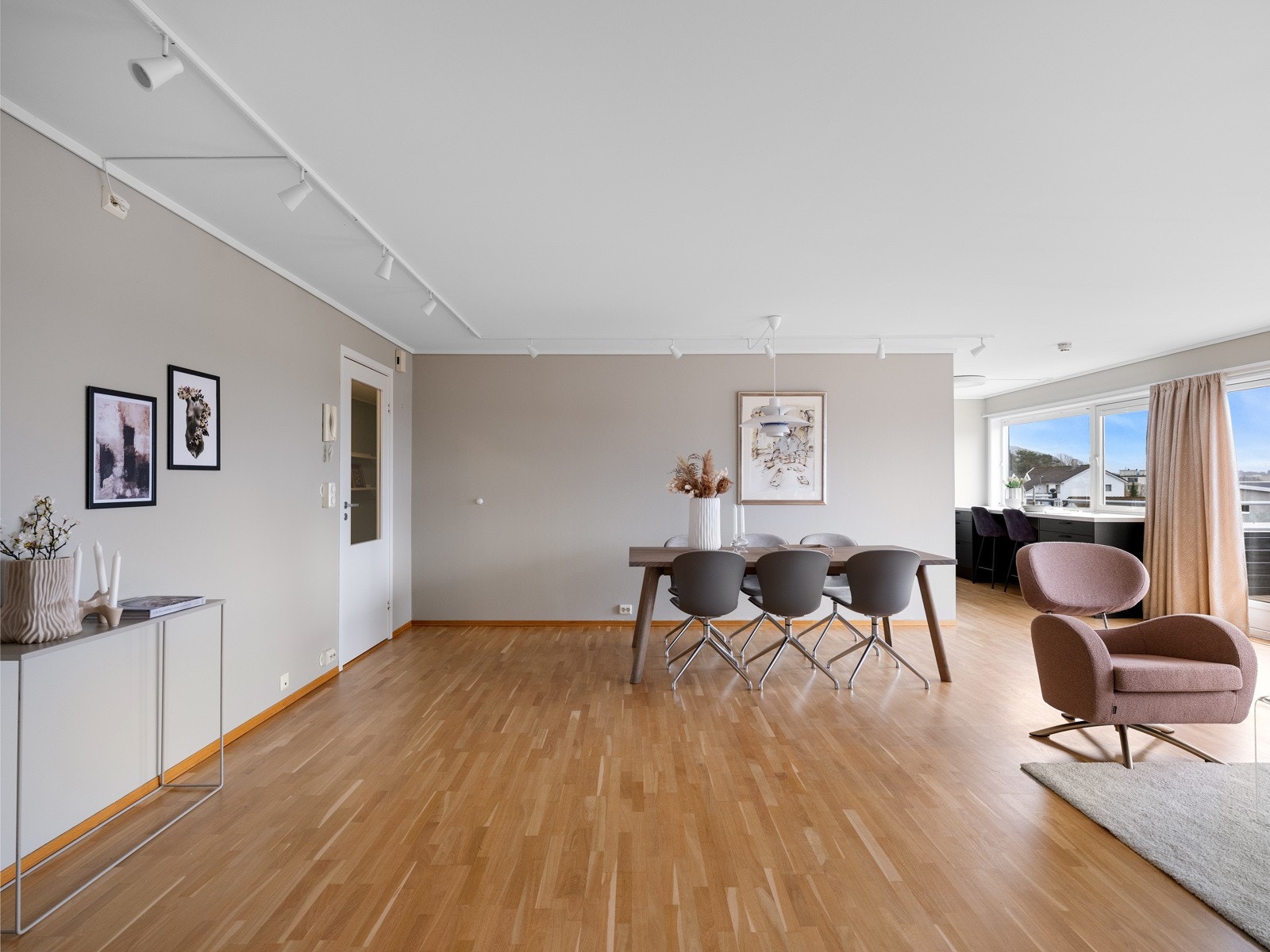 Stuen og kjøkkenet ligger i åpen løsning og danner et sosialt allrom for matlaging, måltider, sofahygge og tv-titting. Galleribilde