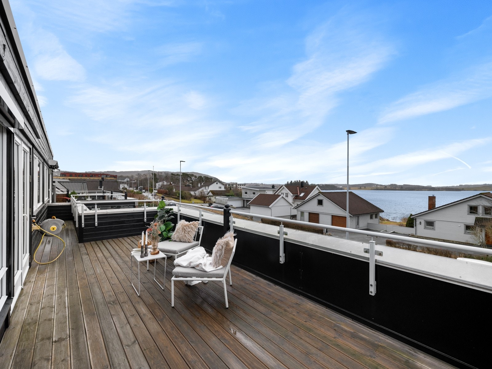 Fra stuen er det utgang til en sørvestvendt balkong på ca. 33 kvm. Galleribilde