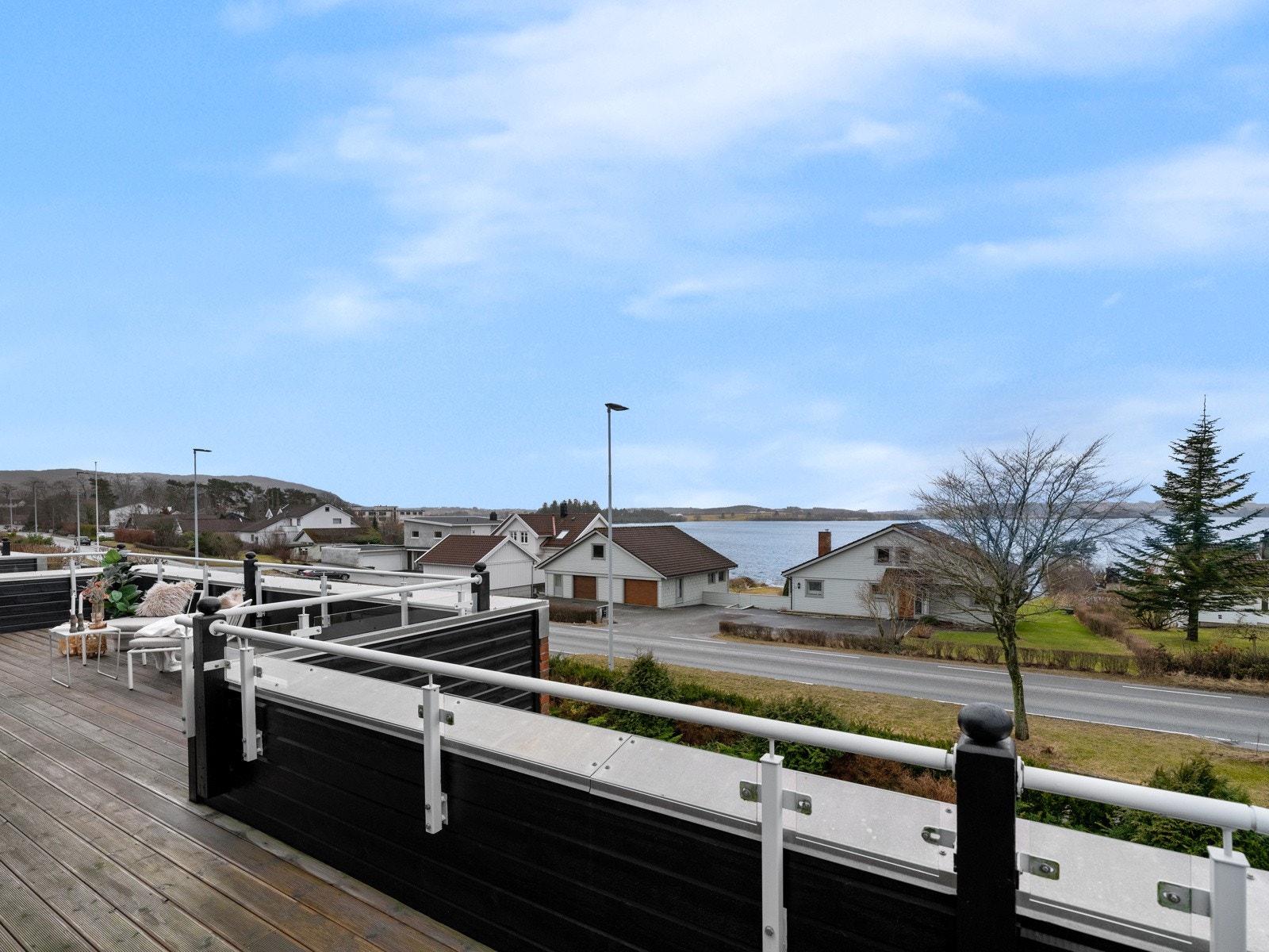 Her er solforholdene utmerkede, og det er fint utsyn ut mot Frøylandsvatnet. Galleribilde