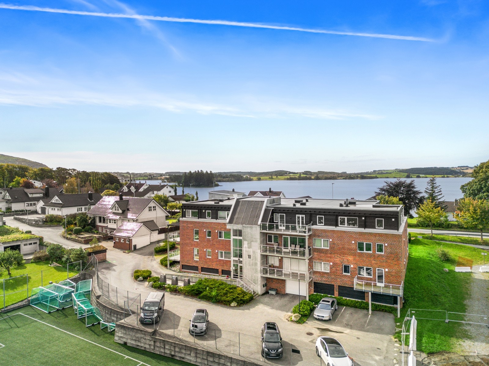 Eiendommen ligger med kort avstand til flotte turområder rundt Stemmen og Frøylandsvannet med den nye bruen Midgardsormen over til Njåskogen. Et populært område som brukes flittig til tur og trening. Galleribilde