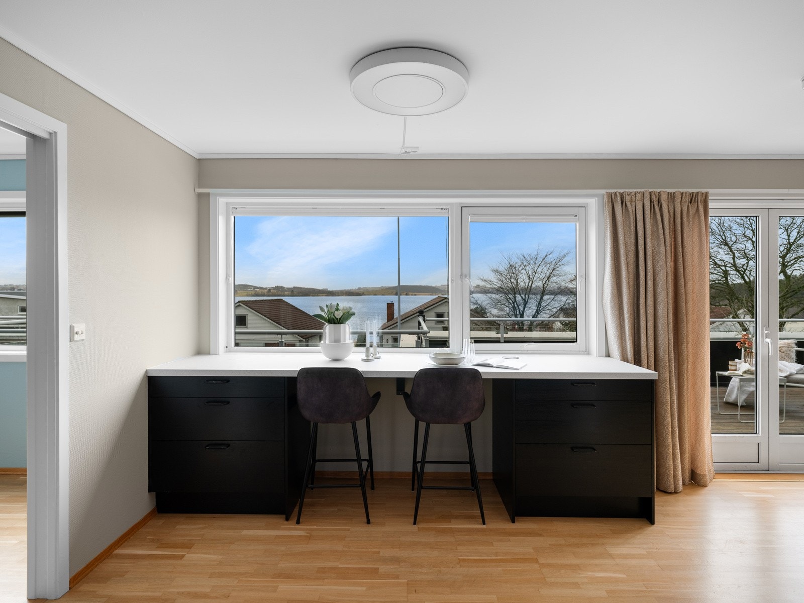 Ved vindusflatene er det en kjekk benkeløsning hvor man har plass til to barstoler, samt ytterligere skapplass. Galleribilde