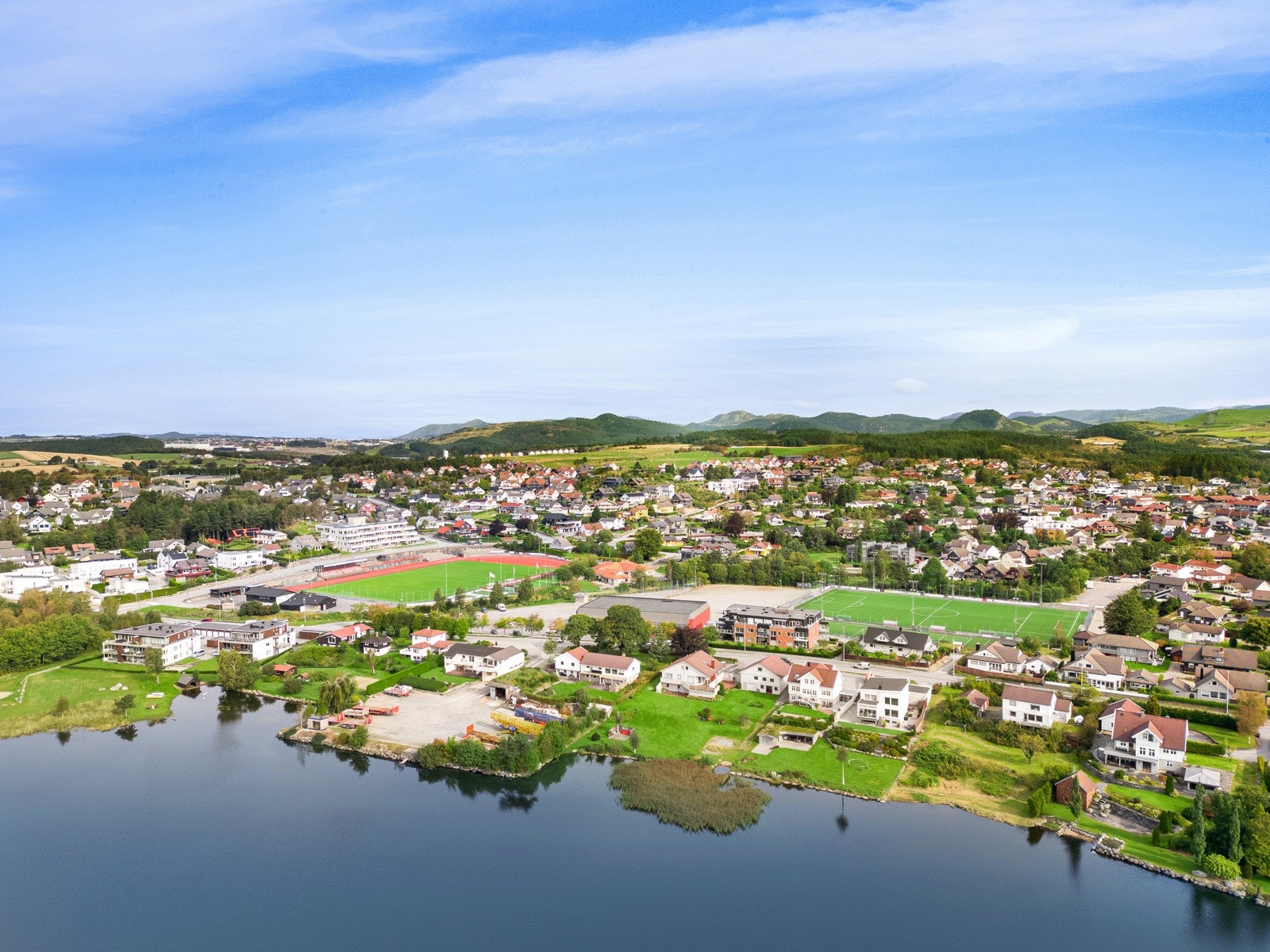 Tilbud om offentlig transport til Sandnes og Bryne, med bussholdeplass ved hovedveien og togstopp for lokaltog på Øksnevadporten. Galleribilde