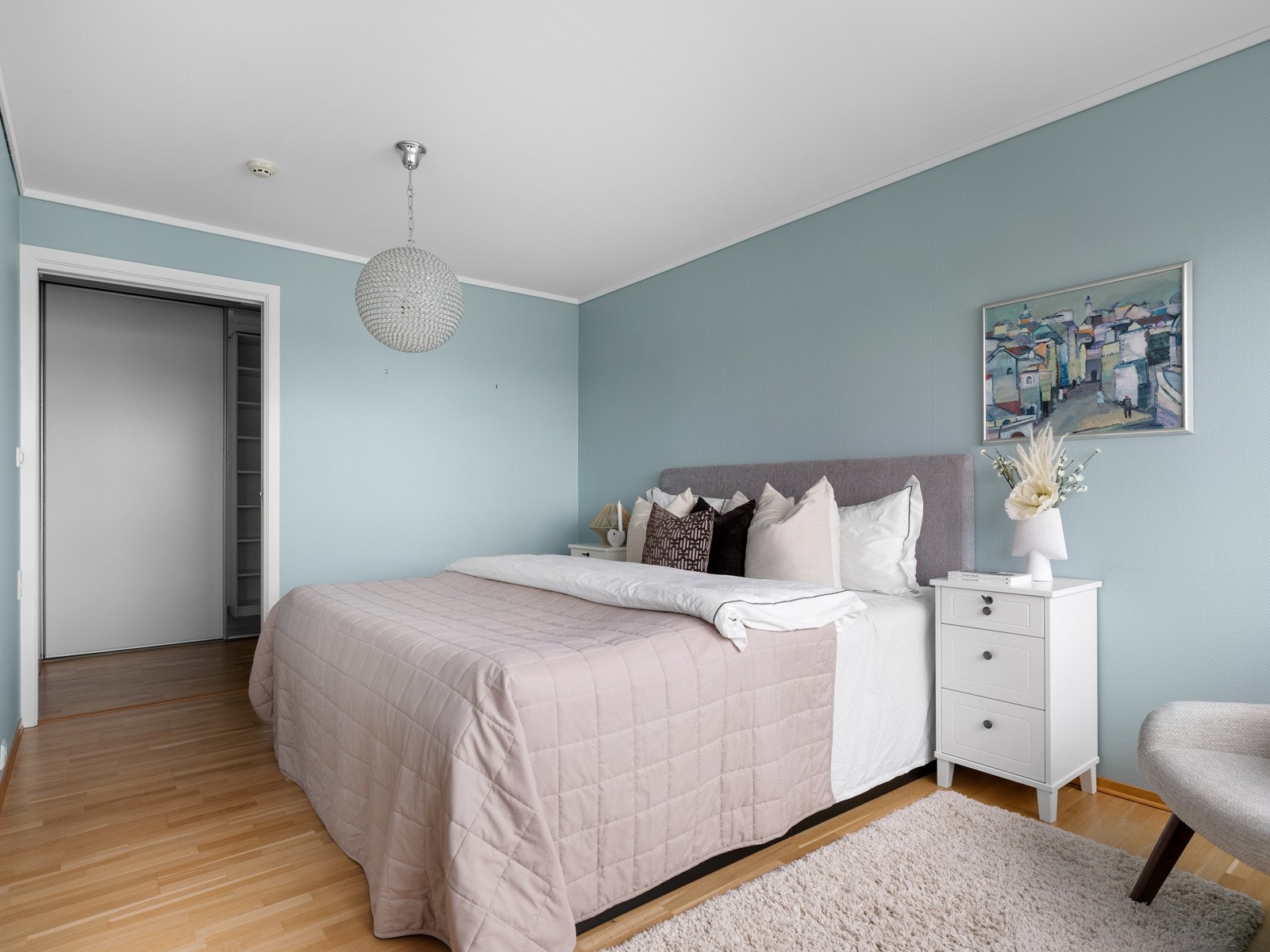 Begge soverommene har slette, malte veggflater og 3-stavs parkettgulv. Galleribilde