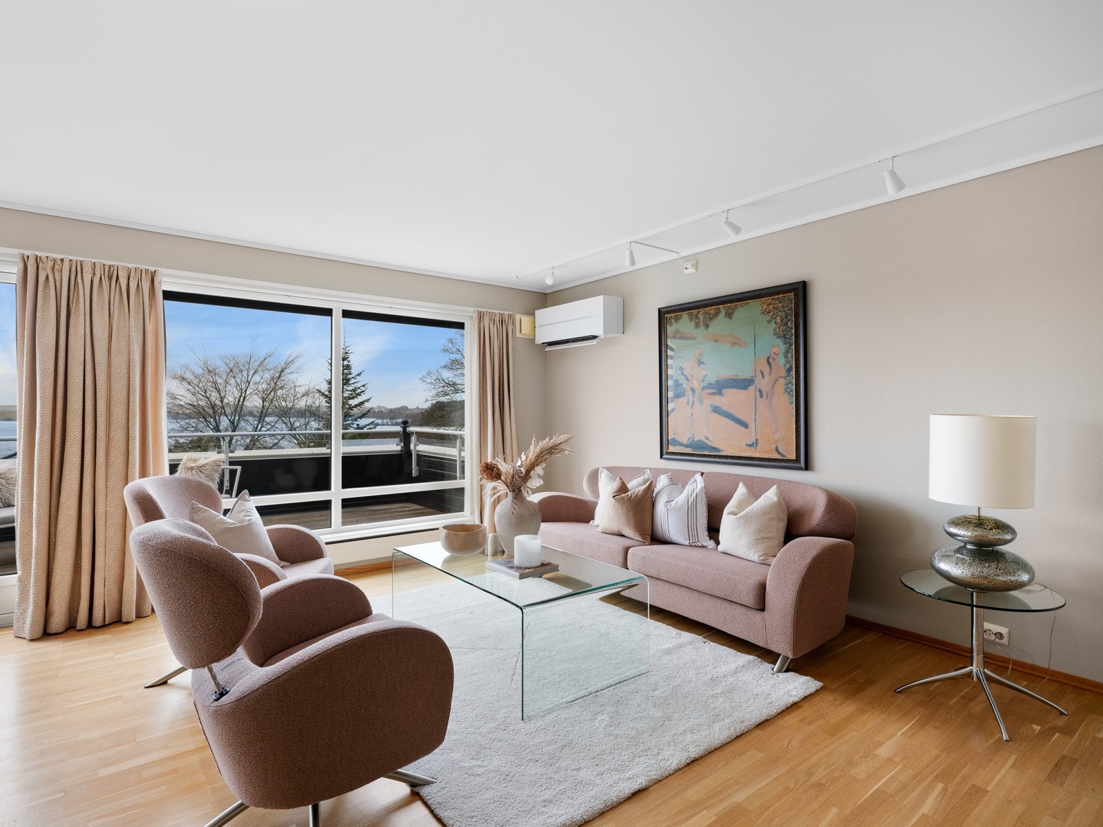 Uttrykket er sofistikert og elegant, med lysmalte veggflater, 3-stavs parkettgulv og store vindusflater med flott utsikt mot Frøylandsvatnet. Galleribilde