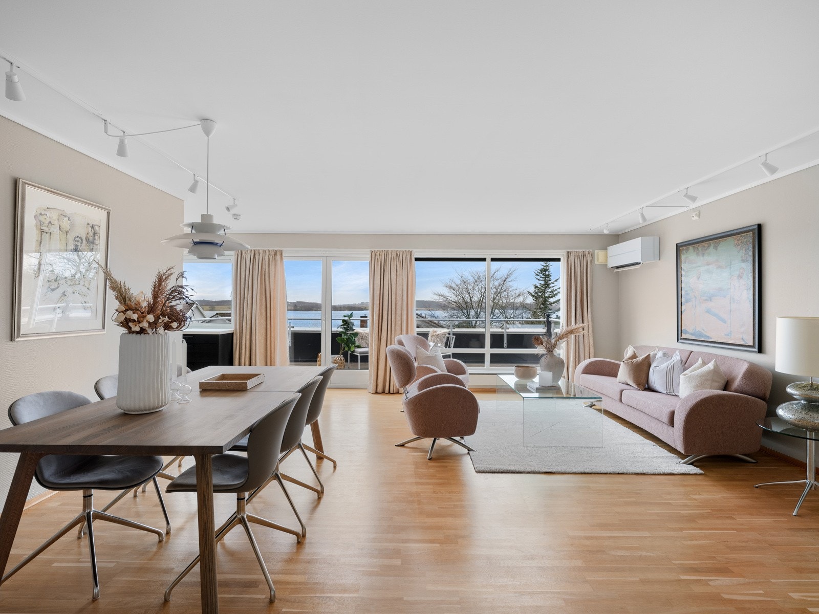 Vindusflatene slipper inn rikelig med naturlig dagslys. Galleribilde