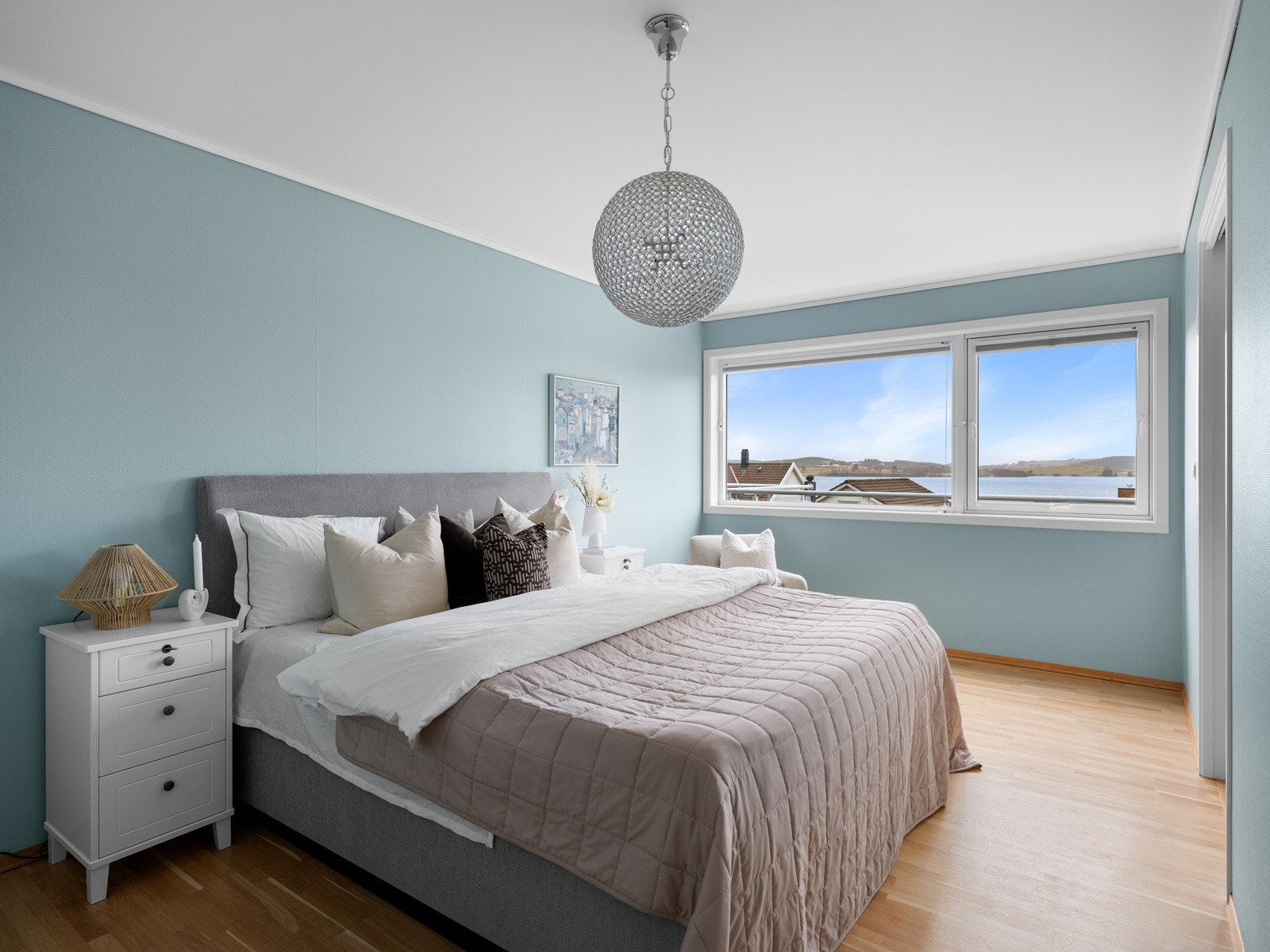 Det er to romslige soverom i leiligheten - begge med tilkomst til eget bad og rikelig med lysinnslipp fra gode vinduer. Galleribilde