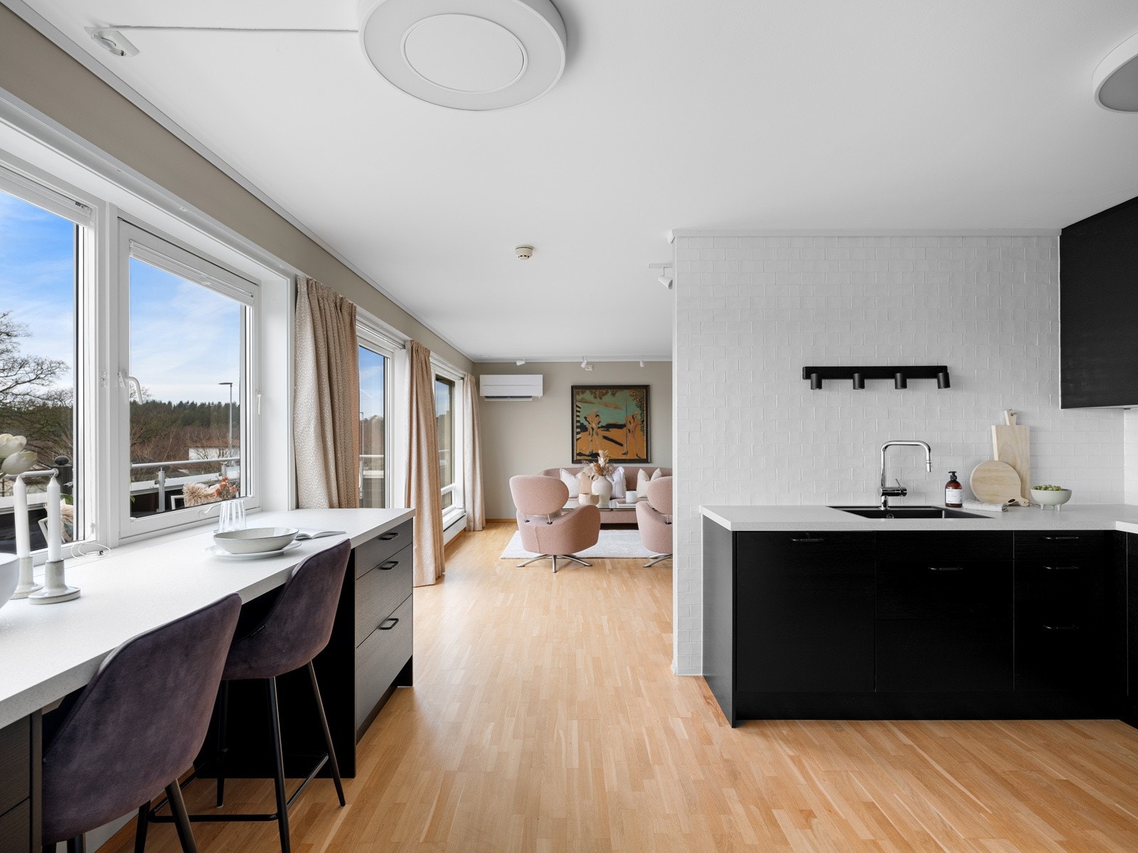 Selv om rommet har en åpen løsning, er kjøkkenet skjermet for deler av rommet. Galleribilde