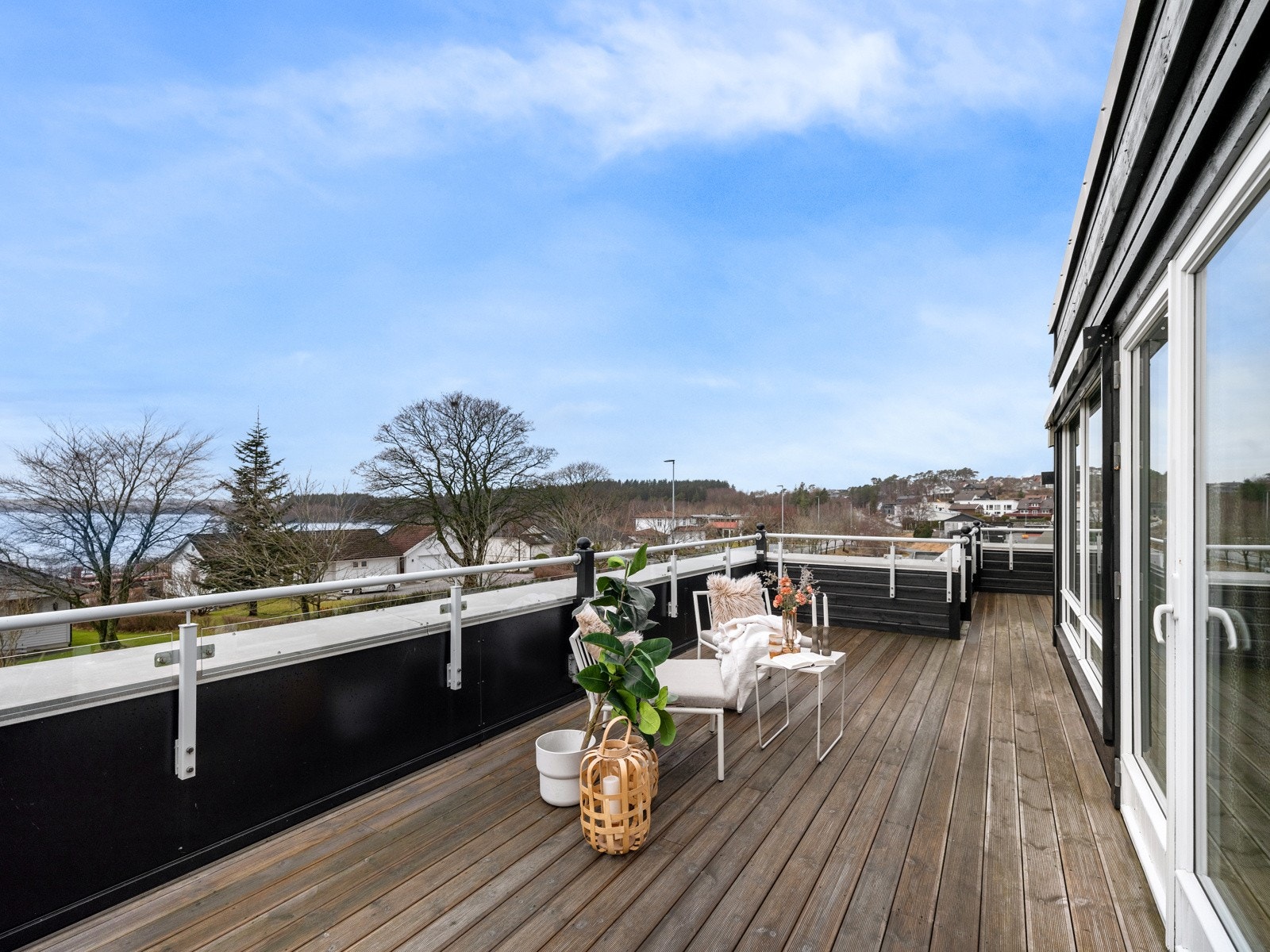 Det er lagt ny papp, kledning og dekke utført av Fjogstad hus og Sandnes gulv. Galleribilde