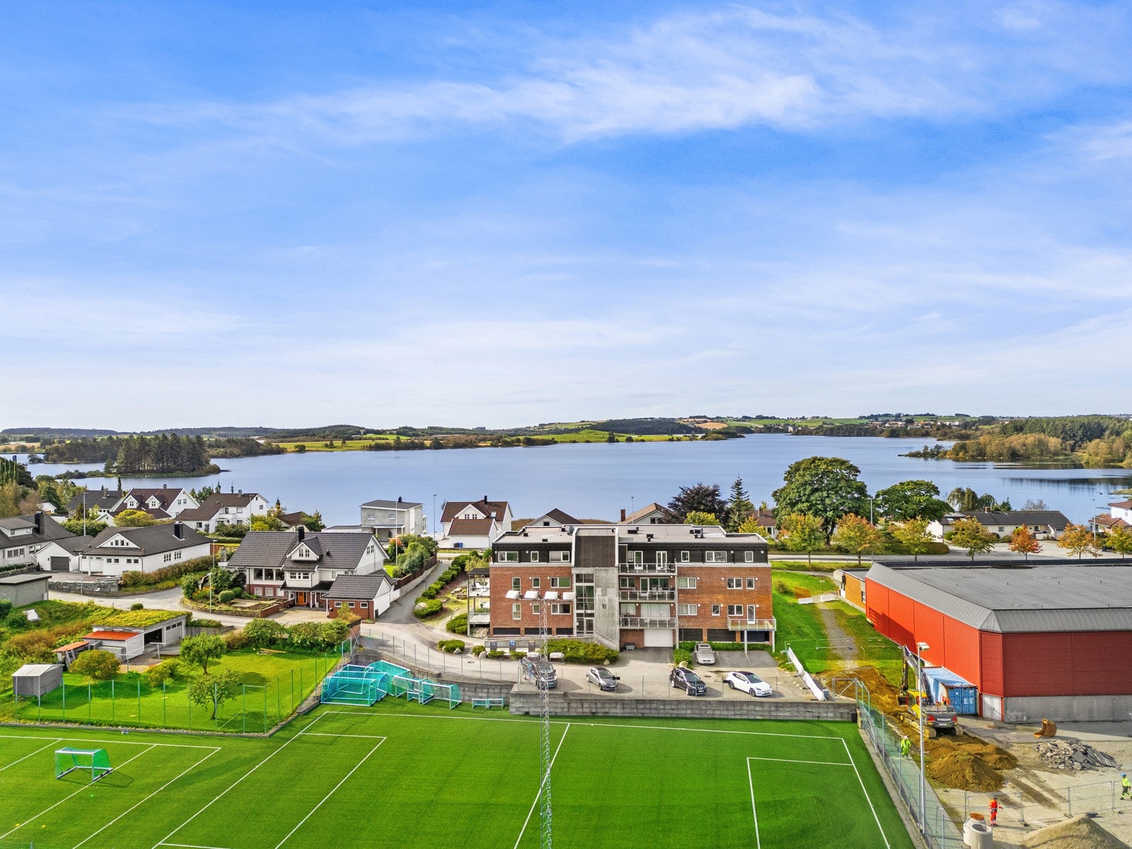 For den aktive er det et bredt utvalg av sport- og fritidstilbud i gangavstand til idrettsanleggene på både Frøyland og Orstad, bla. fotball, håndball, innebandy, samt mulighet for BMXsykling. Galleribilde