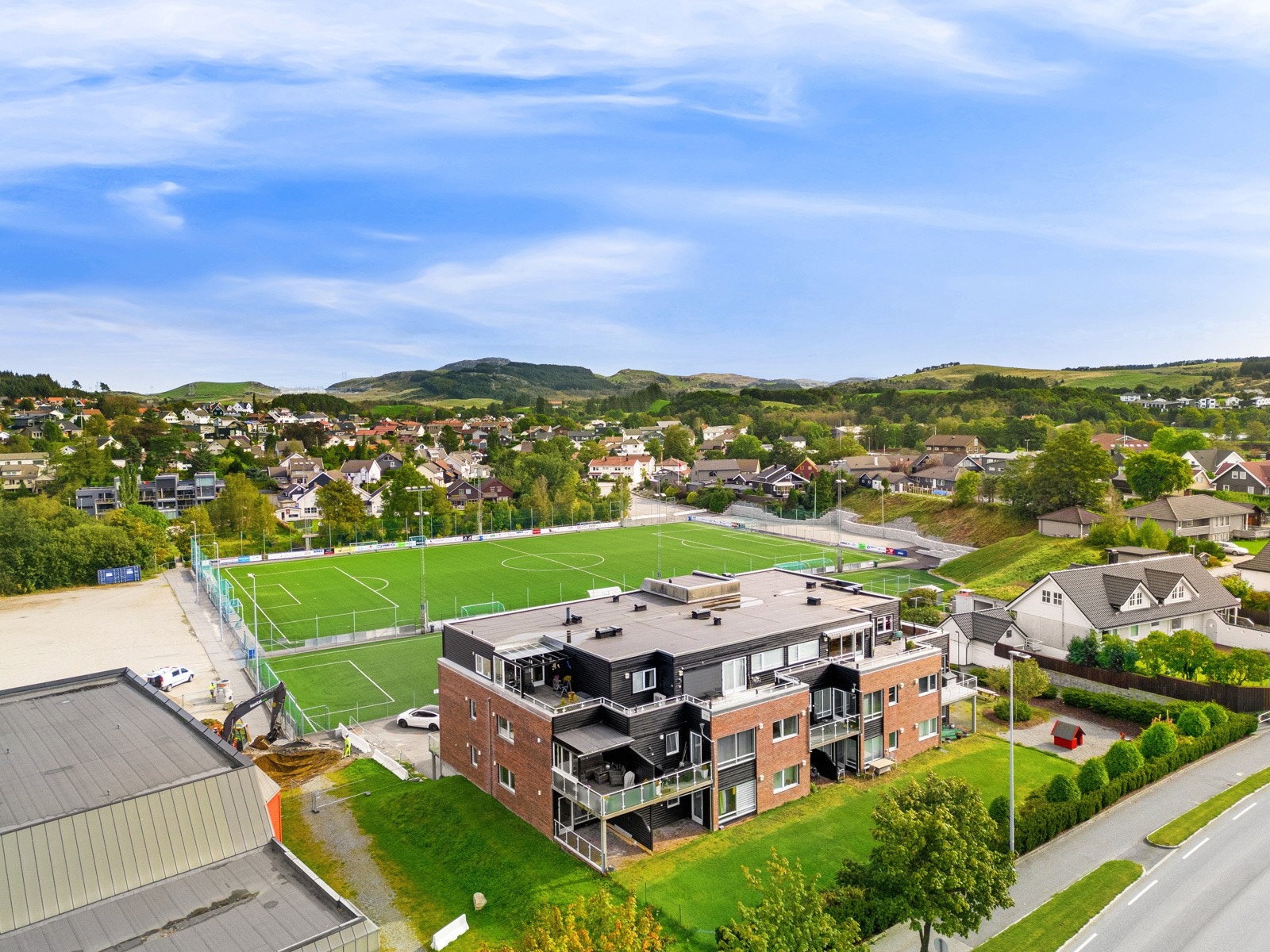 Gode skole- og barnehagetilbud i kort avstand fra boligen med blant annet Kvernaland barnehage, Frøyland barnehage, Frøyland skule og Frøyland Ungdomskule. Galleribilde