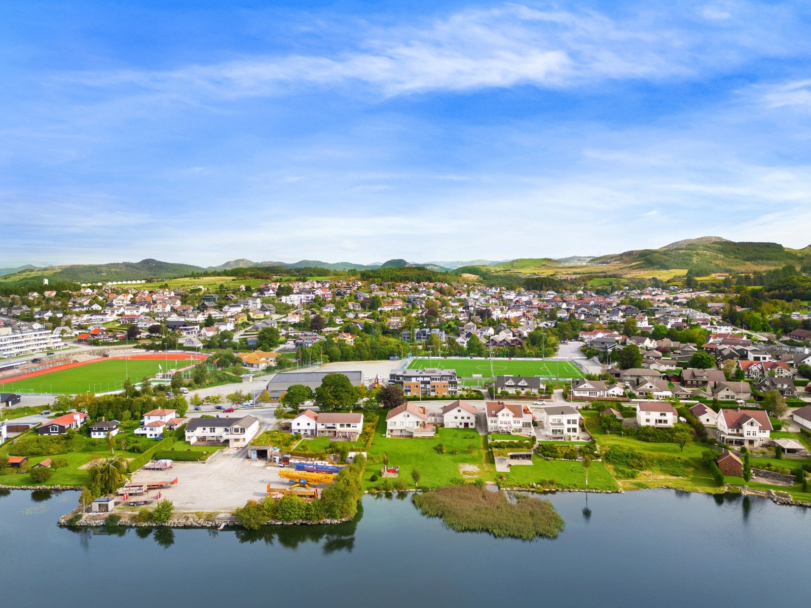 Ved Stemmen har man tilgang til flotte friområder med blant annet herlig grillplass, gapahuk, lekeplasser, sandstrand og badeplass med trivelig brygge. Galleribilde