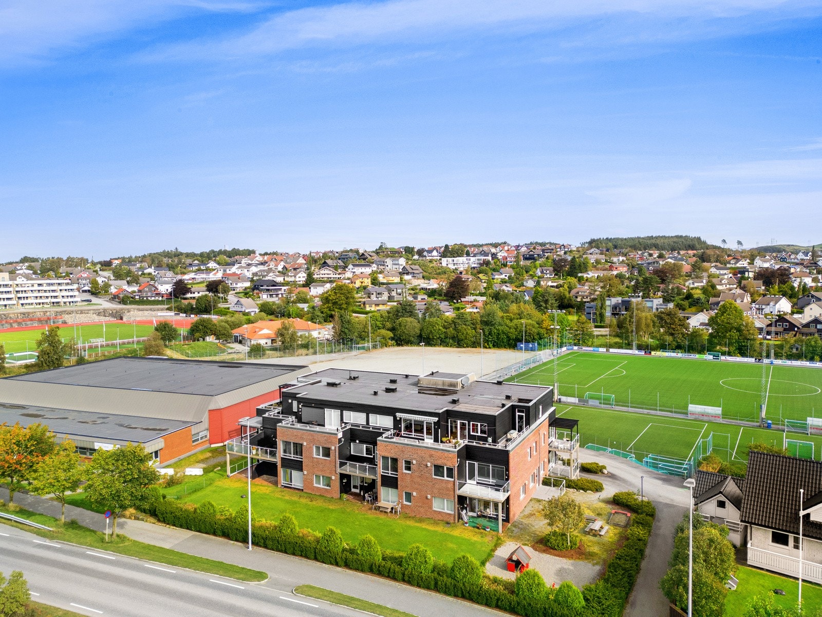 Ønsker man å benytte de store servicetilbud og kjøpesentre som både Bryne, Klepp eller Sandnes kan tilby, er alt dette tilgjengeling innen ca. 12 minutters biltur. Galleribilde