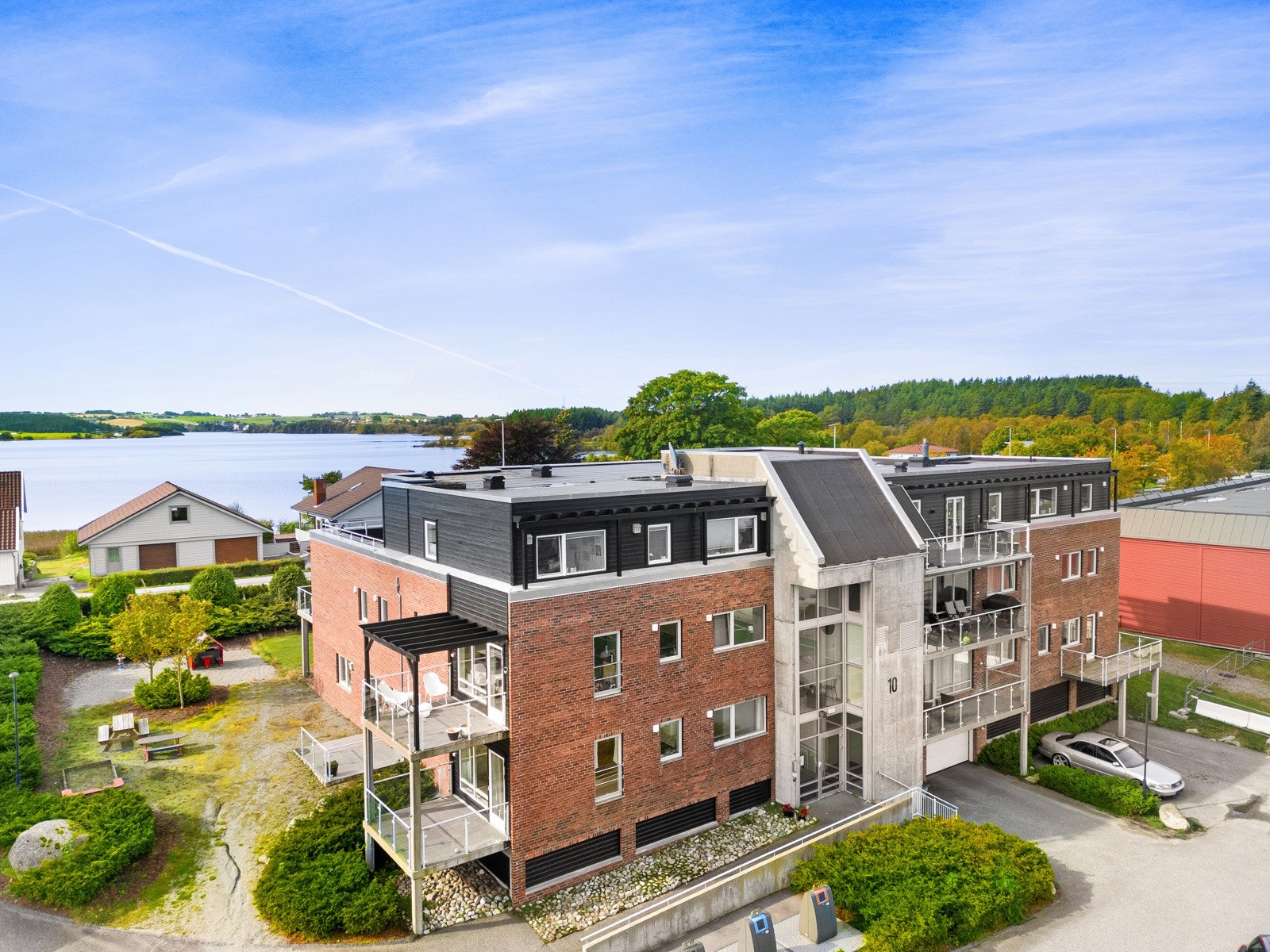 Den flotte Frøyland og Orstad kyrkje ligger heller ikke langt ifra eiendommen. Her er det et aktivt arbeid for både barn, ungdom og voksne, samt et rikt konserttilbud. Galleribilde