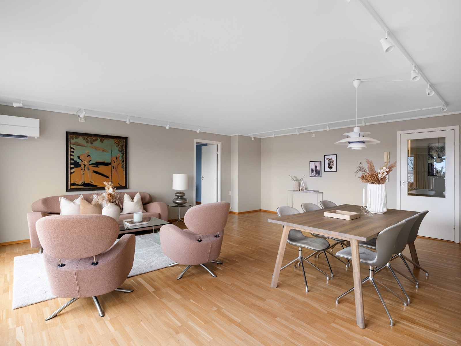 Sentralt i stue/kjøkken har man en varmepumpe som sikrer godt inneklima året rundt. Galleribilde