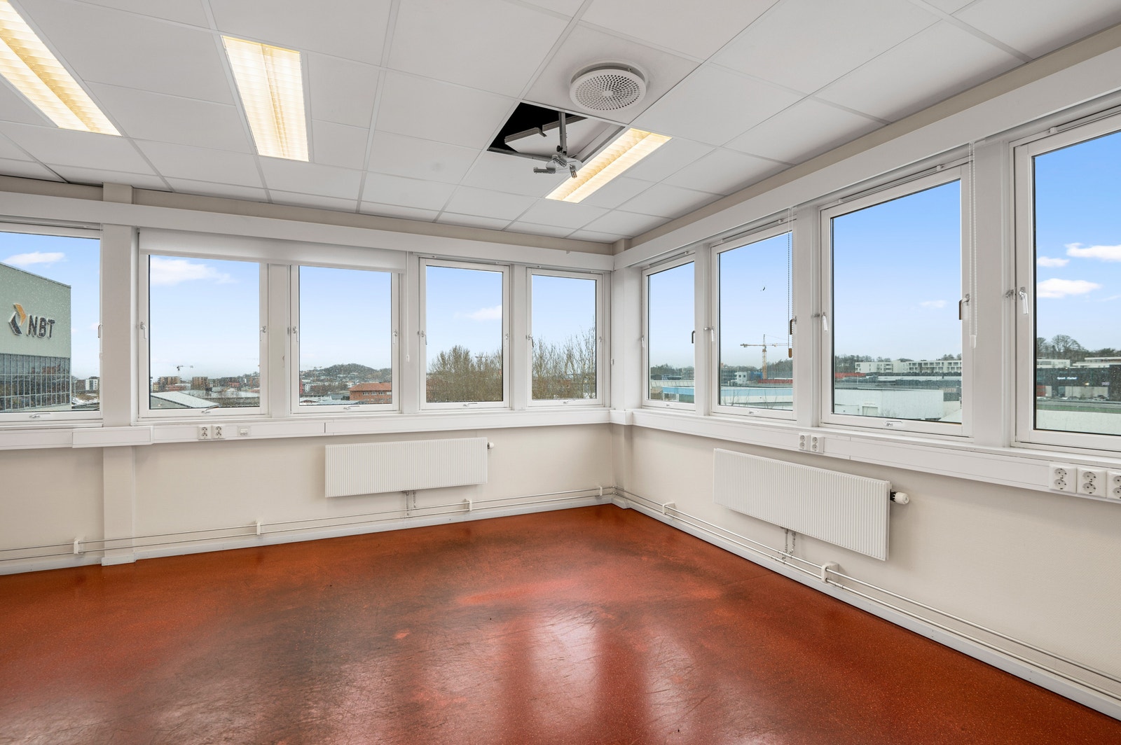 Lokalene går fra hjørne til hjørne i bygget og har dermed svært god utsikt og lysforhold Galleribilde