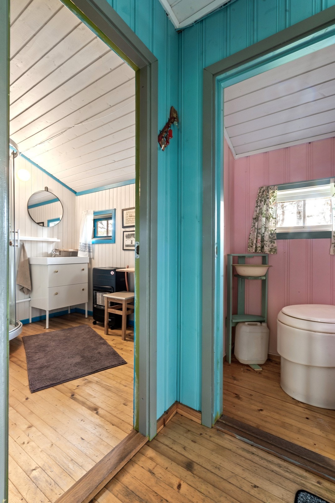 Toalettrom med biotoalett. Galleribilde