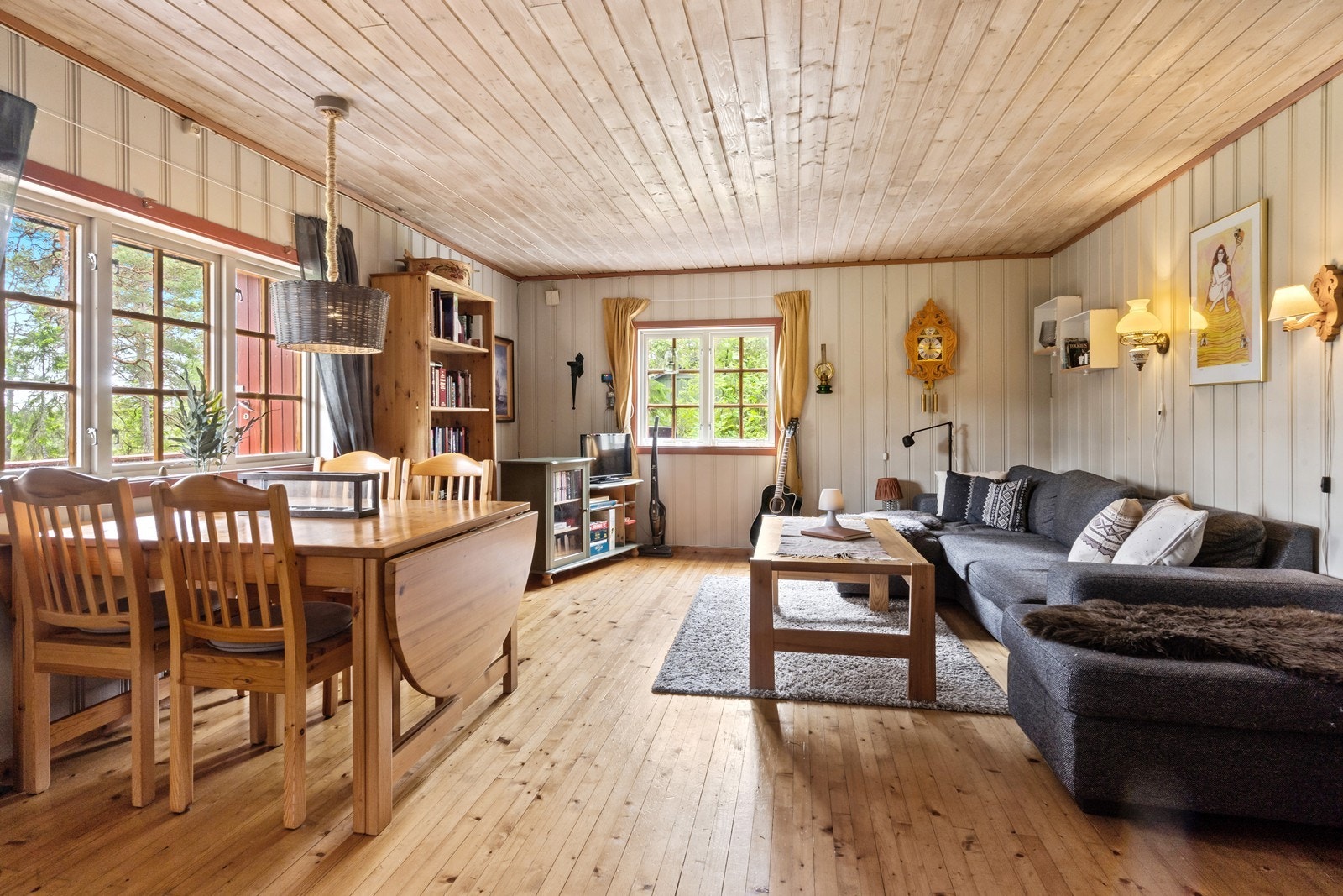 Hyggelig stue med plass til både sofagruppe og spiseavdeling. Galleribilde