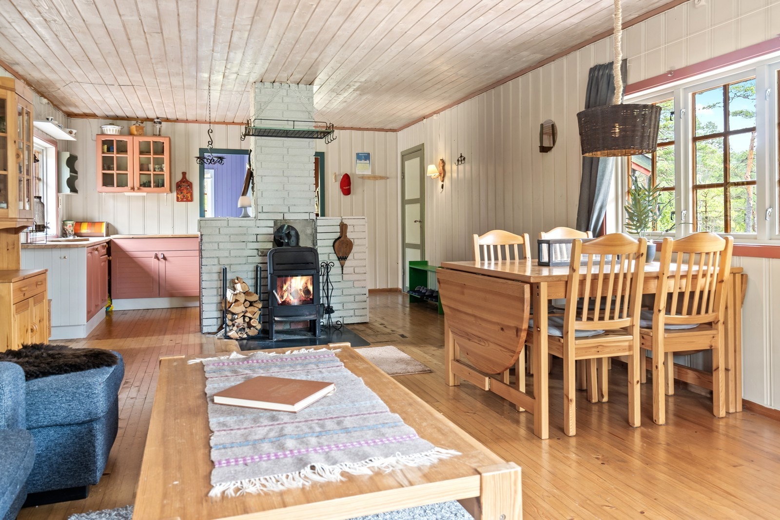 I stuen er det hyggelig peisovn. Galleribilde