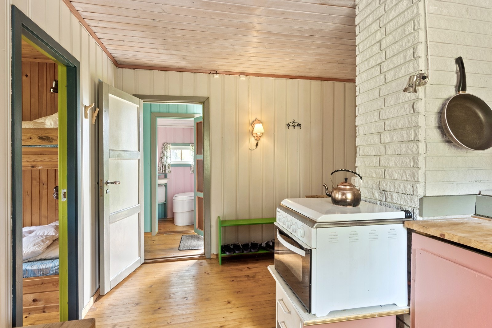 På kjøkkenet er det frittstående gasskomfyr og gasskjøleskap. Galleribilde