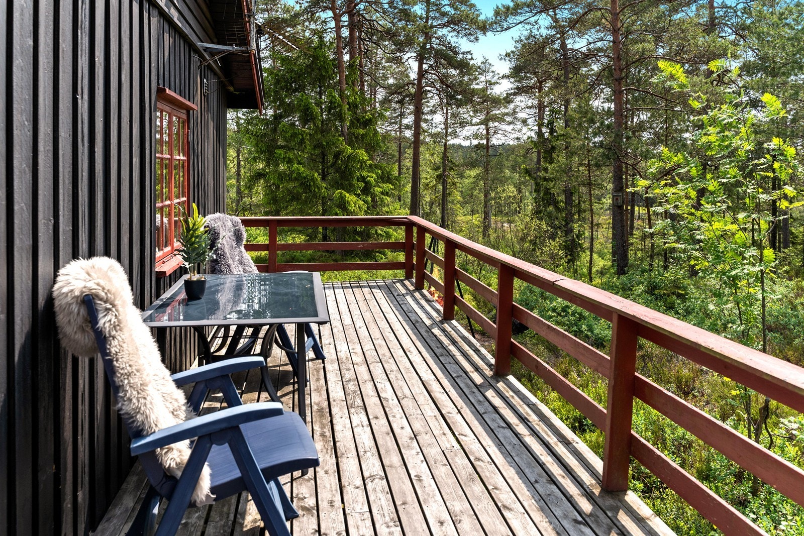 Hytten har flere solrike uteplasser. Galleribilde
