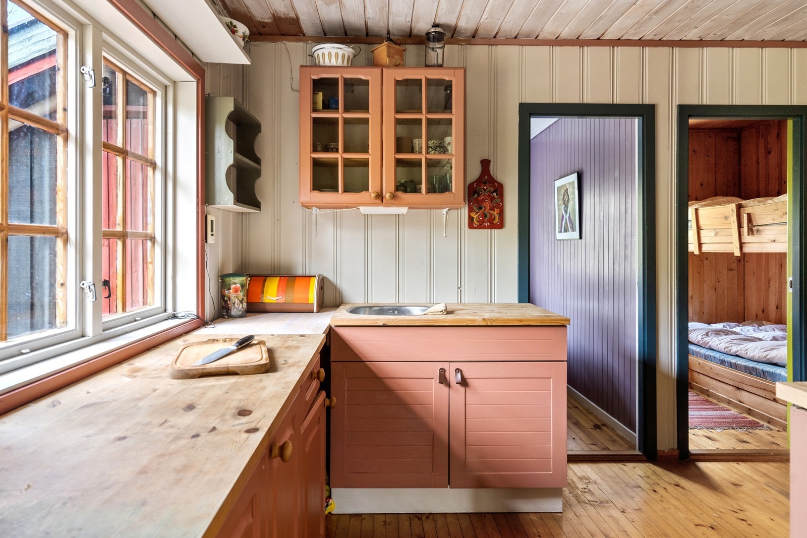 Enkelt kjøkken satt inn brukt i 2023. Kjøkkenet har slette og profilerte fronter og heltre benkeplate. Galleribilde