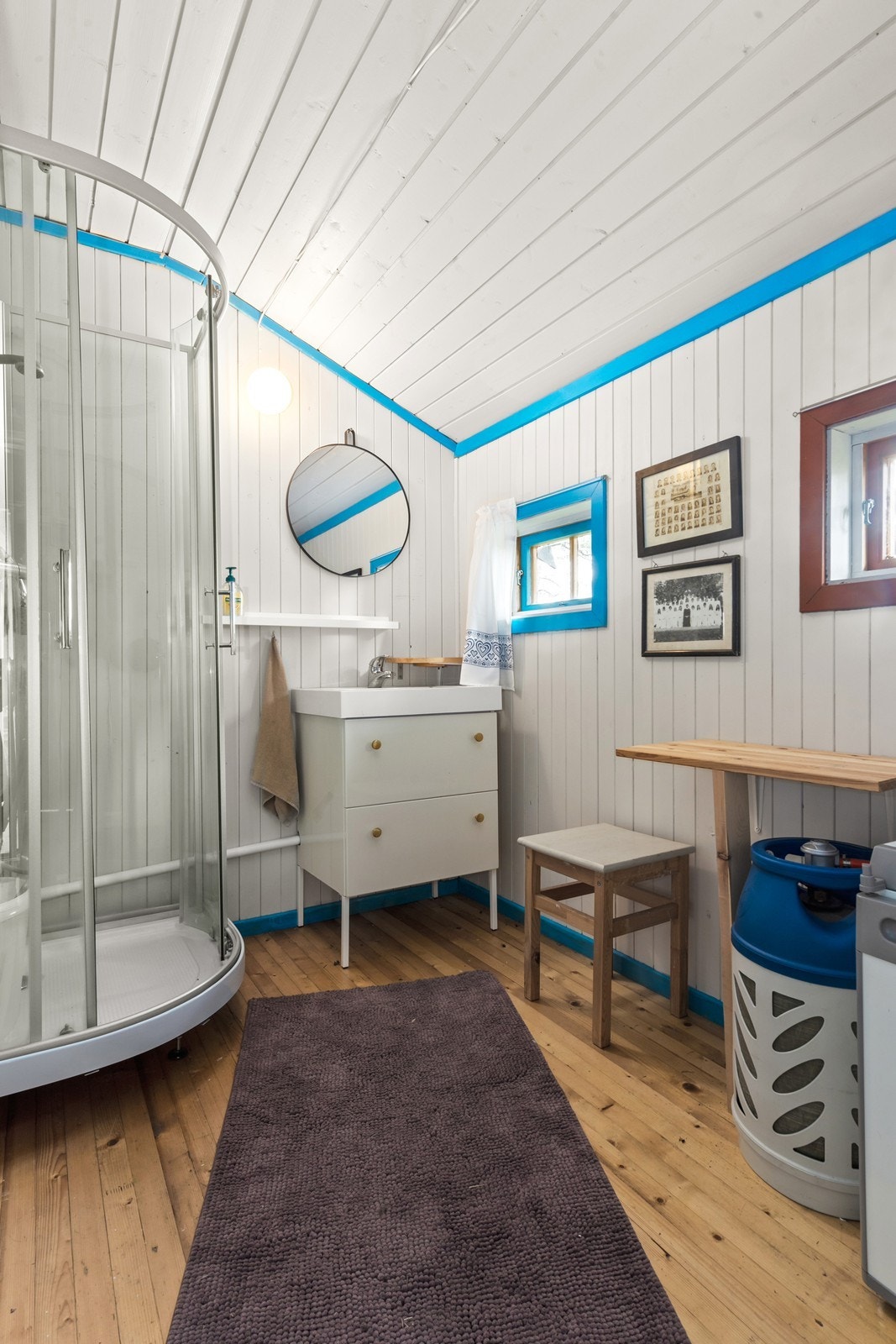 Badet har innredning med nedfelt servant og dusjkabinett. Galleribilde