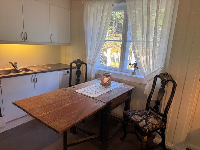 Kjøkken med spisplass og alle hvitevarer. Galleribilde