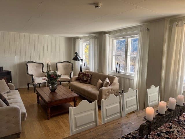 Stor stue med peisovn. 2 sovesofaer. Galleribilde