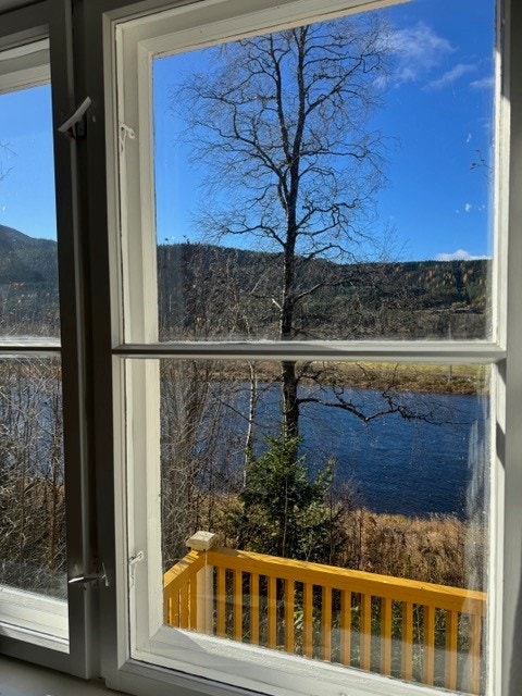 Flott utsikt fra stuen. Den private terrassen foran. Galleribilde