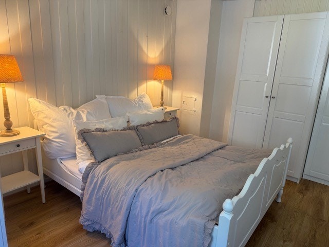 Mastersov med plassbygd garderobe og god plass. Galleribilde