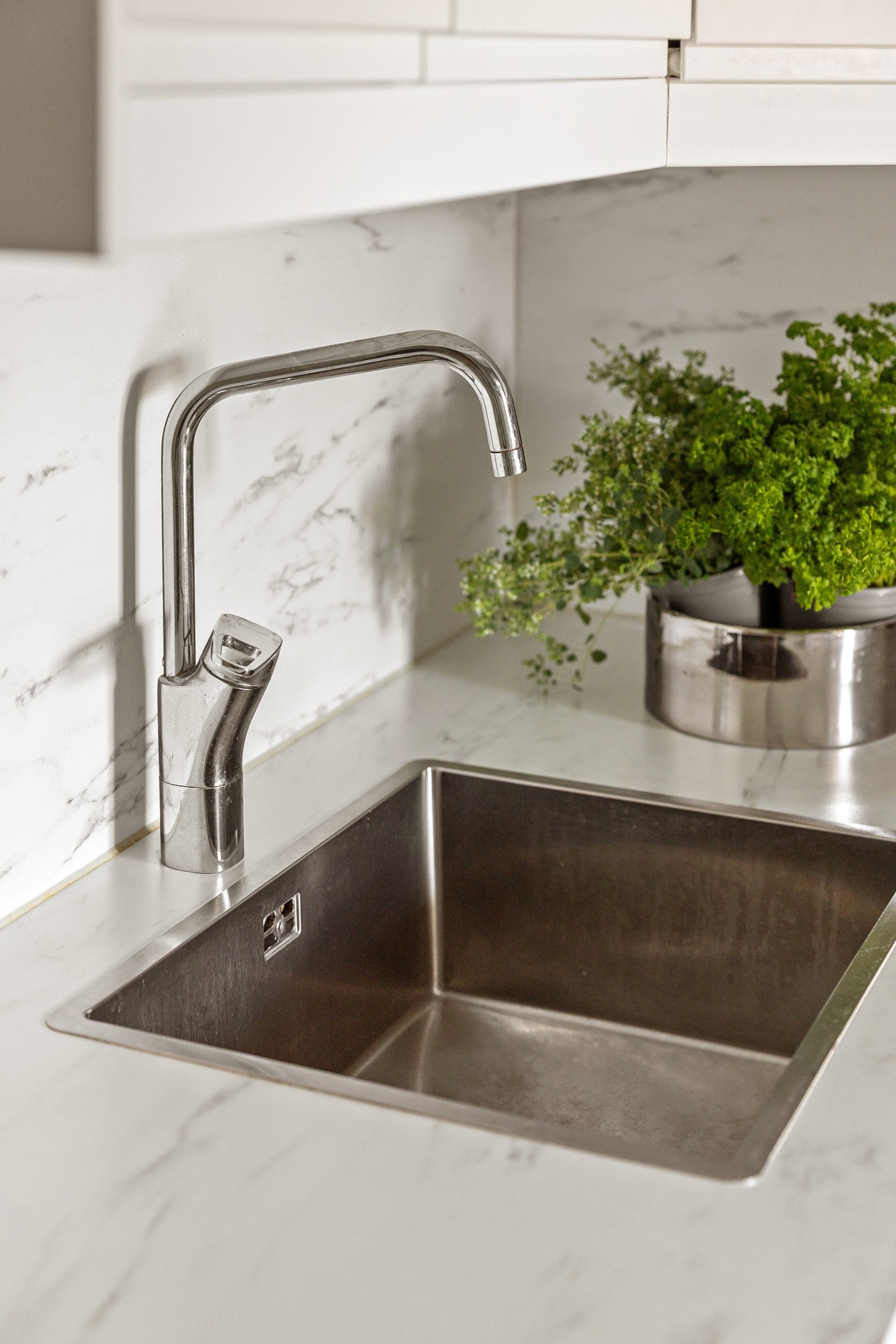 Nedfelt vask med ett-greps armatur Galleribilde