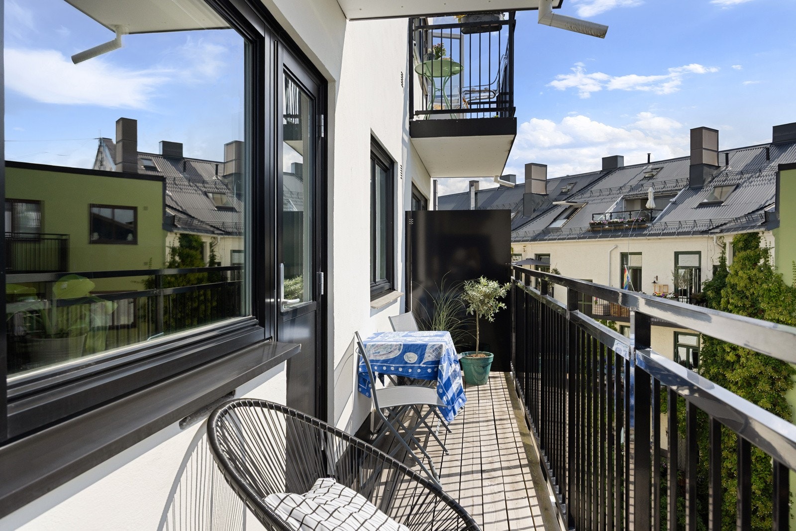 Solrik sydvendt balkong på 7 kvm med god plass til ønsket utemøblement og grill Galleribilde