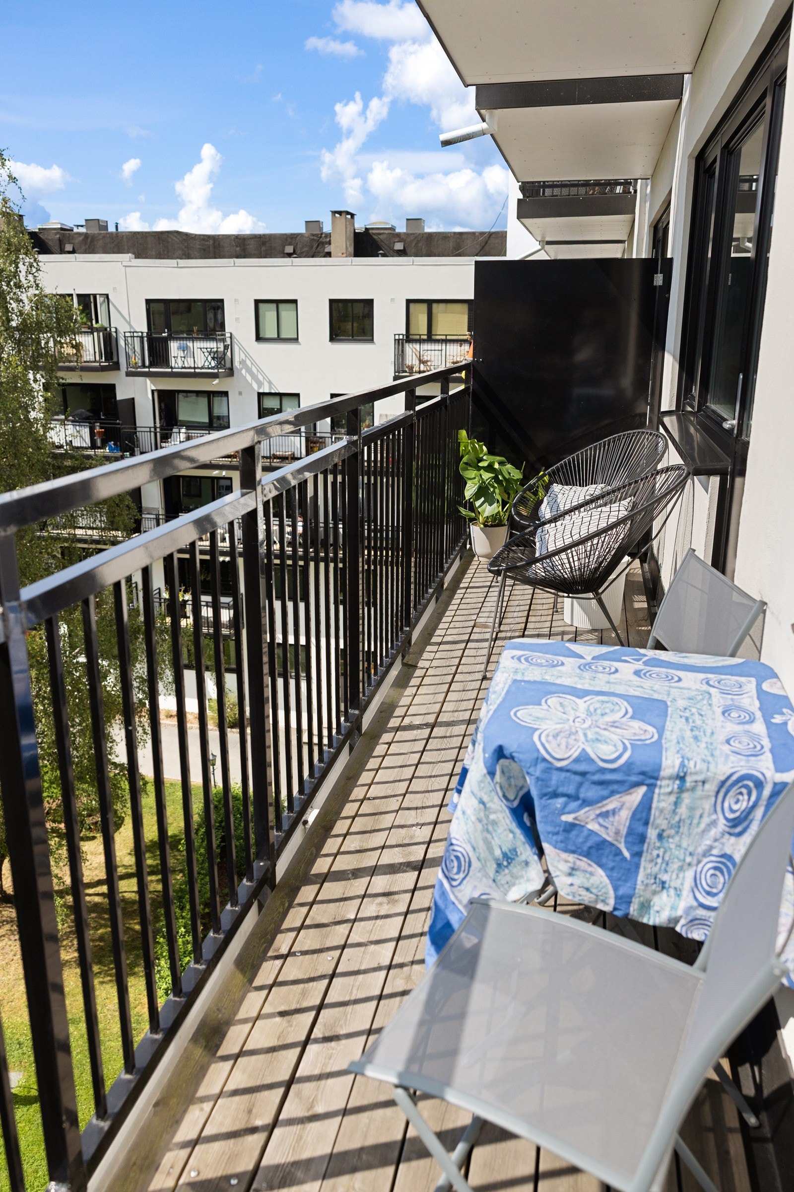 Solrik sydvendt balkong på 7 kvm med god plass til ønsket utemøblement og grill Galleribilde