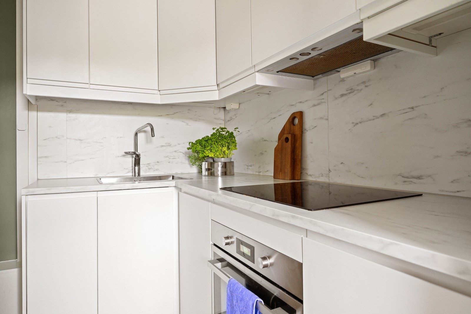 Hvite glatte fronter og laminat benkeplate Galleribilde