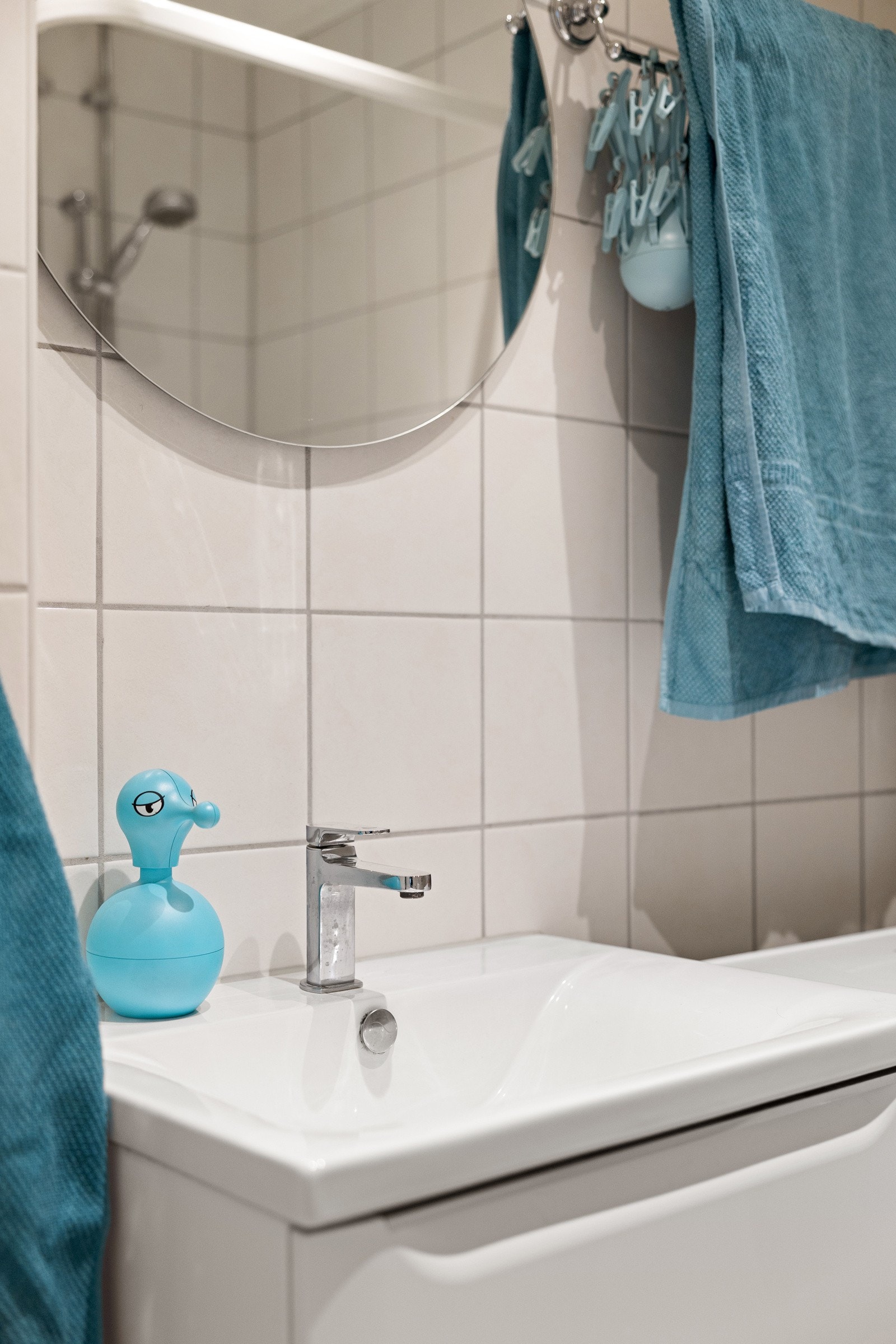 Vegghengt servantskap med heldekkende servant og ett-greps armatur Galleribilde