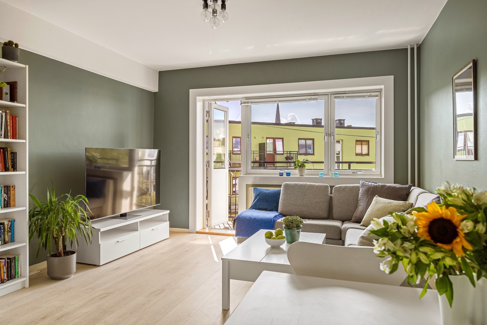 Pen stue med god plass til spisegruppe, sofamøblement, tv-seksjon og annet ønsket møblement. Galleribilde