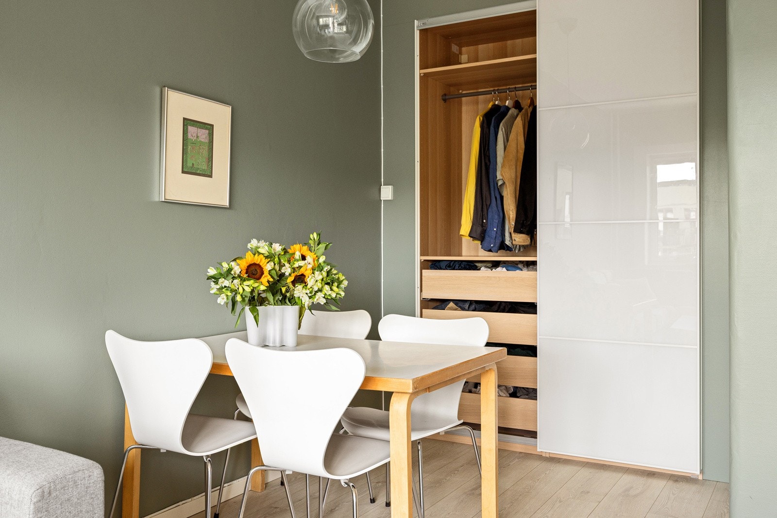 God oppbevaringsplass integrert garderobeskap Galleribilde