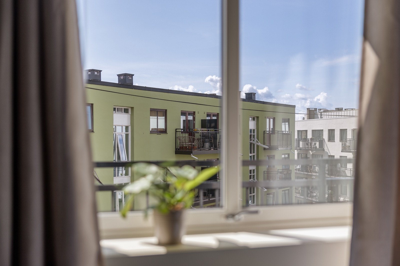 Rommet vender mot rolige omgivelser i indre gårdsrom. Galleribilde