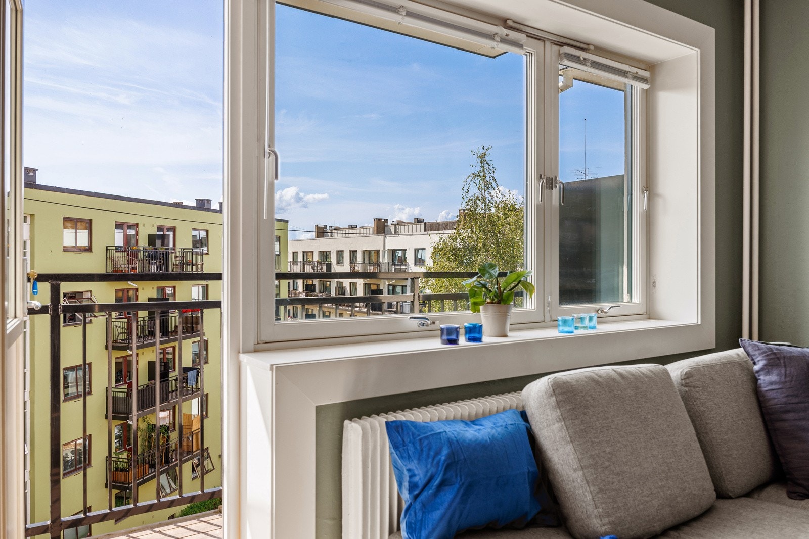 Utgang til solrik balkong på 7 kvm fra stuen Galleribilde