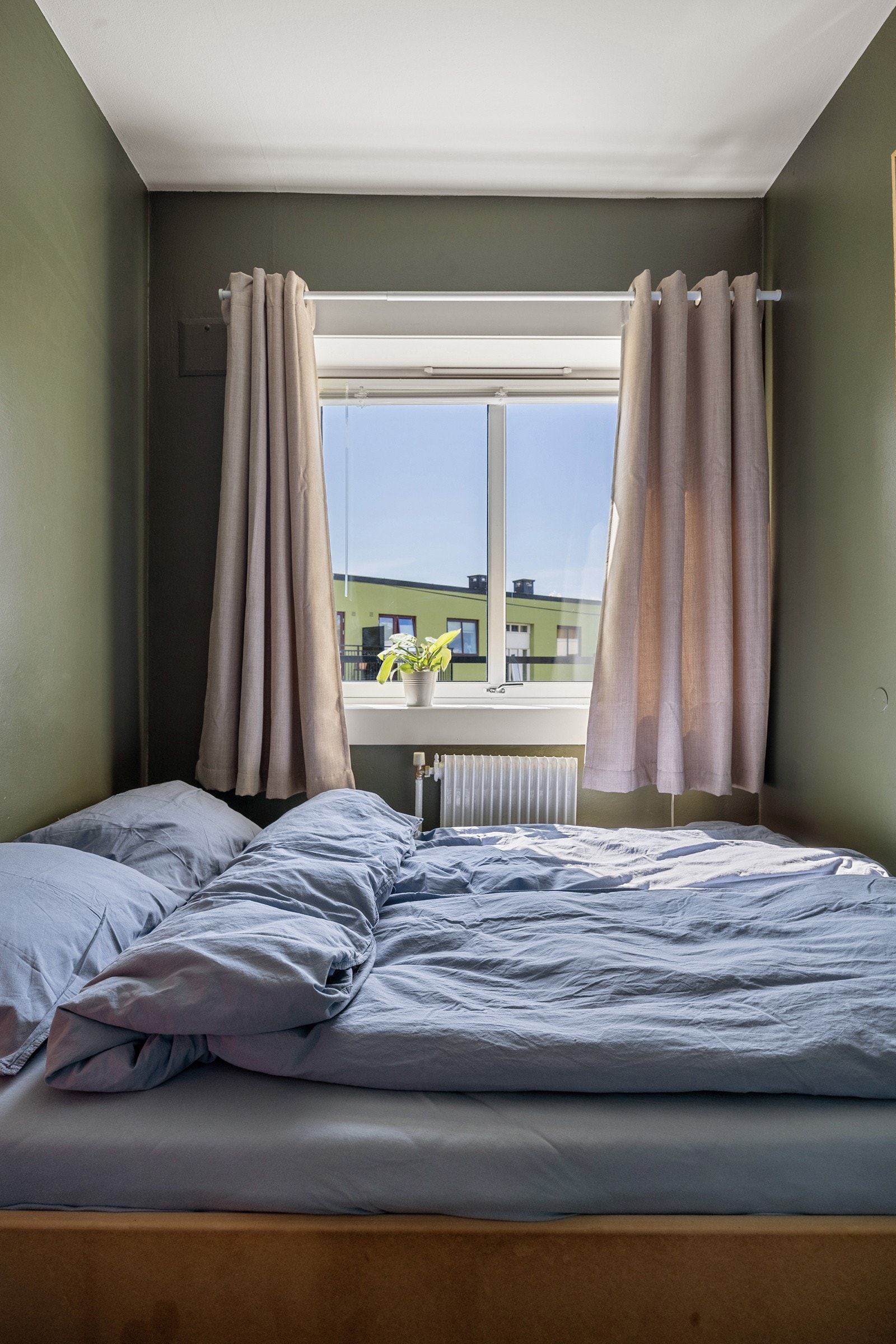 Fint soverom med plass til seng og nattbord Galleribilde